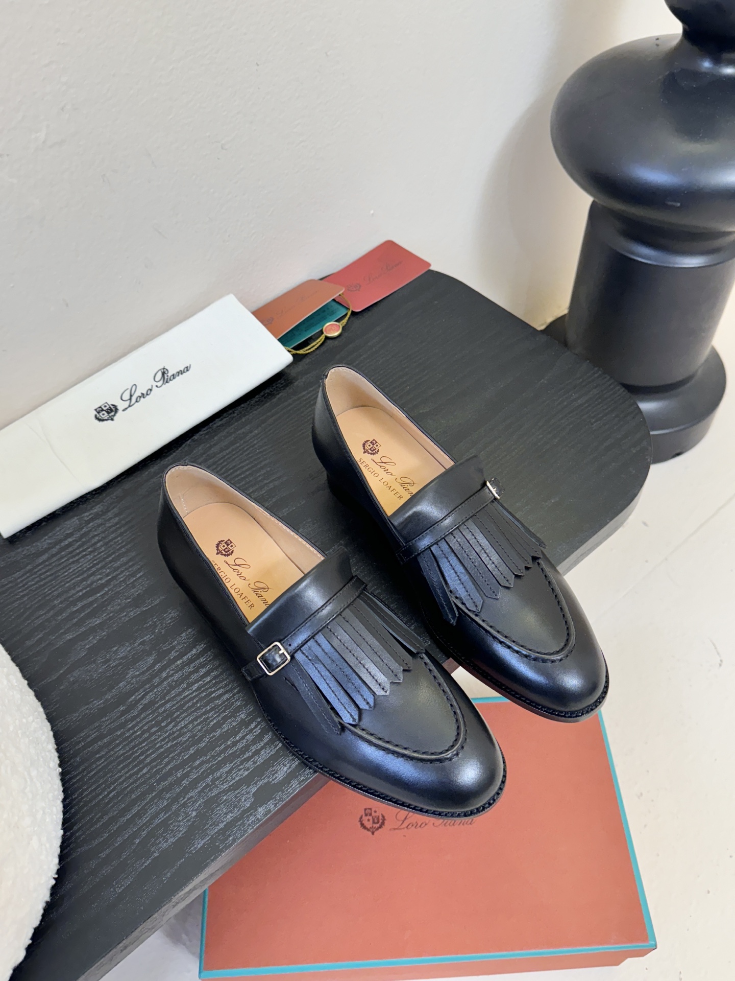 NO:630232,/ Noyo Piana LP is a loafer shoe that is said to be able to walk 20,000 steps without getting tired. The original leather upper is very high-grade and cannot be replaced by domestic leather. This leather is very rare. Basically, once it arrives in one batch, it will wait for the next batch. It is equipped with the original material. The code number is 35-40, (41, 42 are made to order and are not returnable). Loafers, loro piana, loafers19860909/诺悠翩雅 LP就是传说走两万步都不会累脚的乐福鞋 ,原厂皮鞋面特别高级 不是国产皮能替代的～这皮很难得_基本到了一批再等下一批,配上原厂材质 码数35-40,(41,42订做不退换）,乐福鞋,loro piana,loafers,Women's Shoes