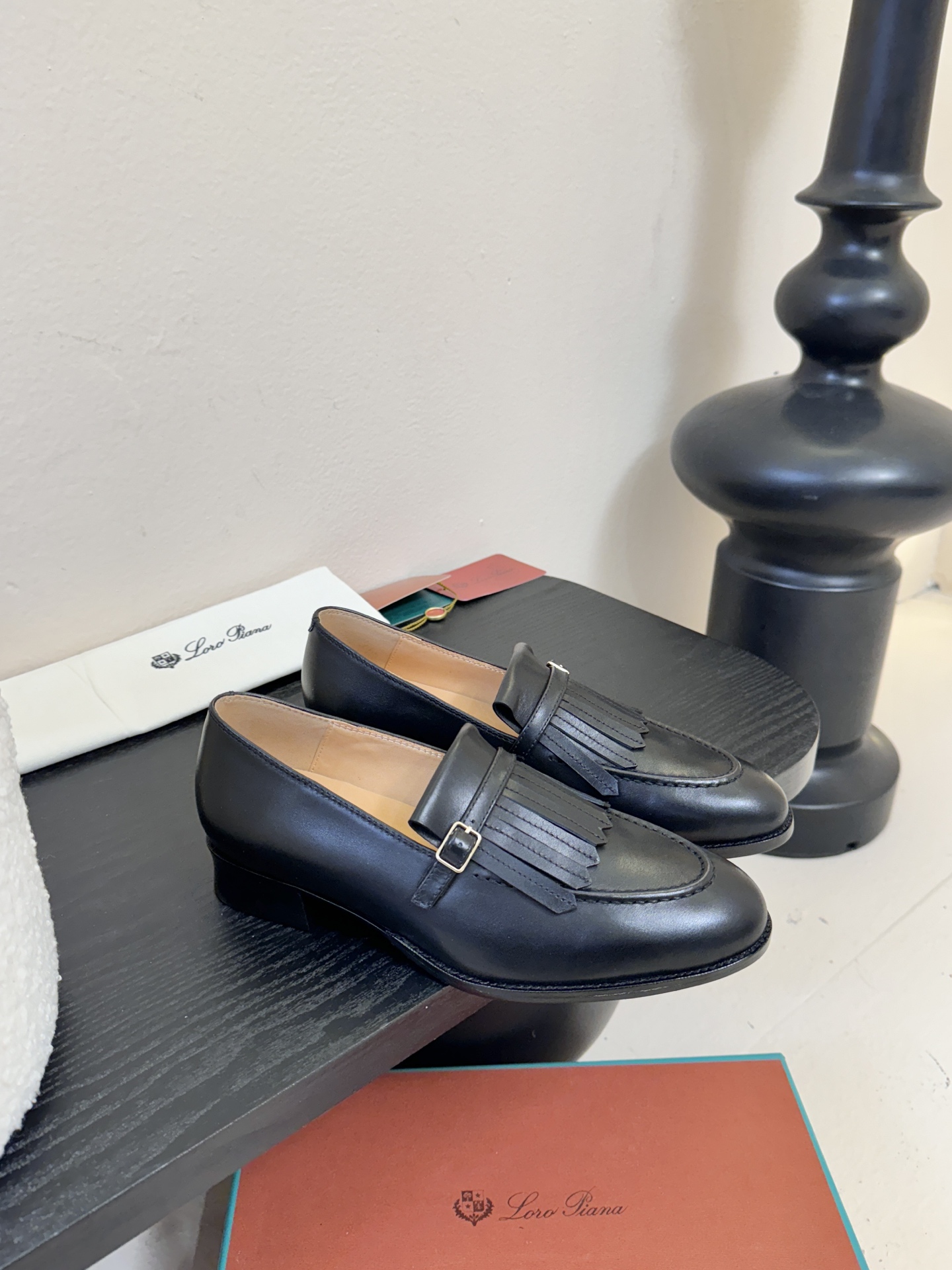 𝐋𝐨𝐫𝐨 𝐏𝐢𝐚𝐧𝐚/诺悠翩雅 LP就是传说走两万步都不会累脚的乐福鞋 ，原厂皮鞋面特别高级 不是国产皮