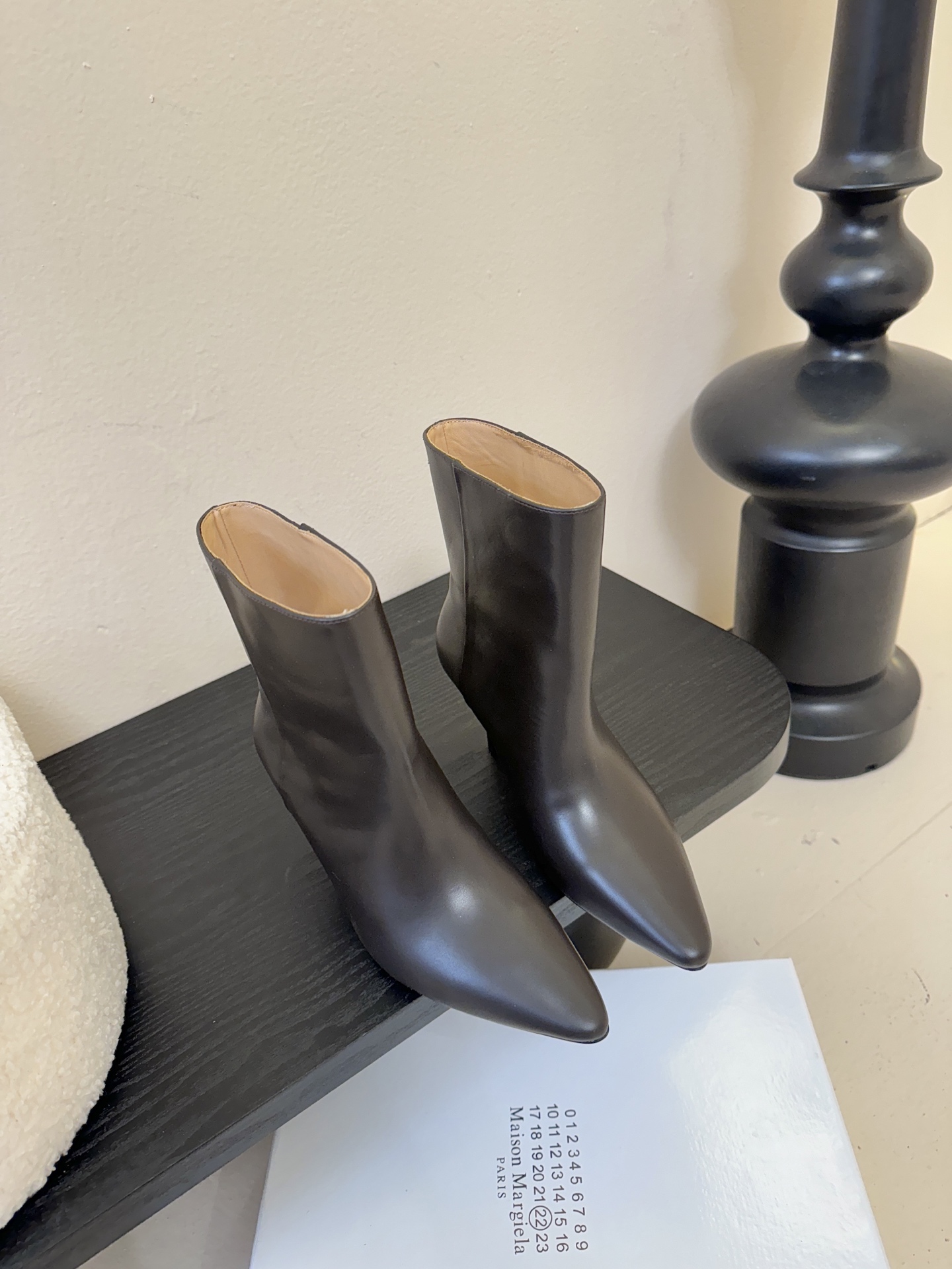 NO:630246,Maison Margiel* Margiel pointed-toe knight boots short boots MM6 tabi split-toe shoes 2025 new products, the highest version, purchased by buyers 1:1 perfect replica of the split-toe tabi boots original molded leather soles. The original lasted shoes are very generous and can be easily matched with various styles. The gospel of short legs The upper body instantly becomes longer legs in an instant. The upper feet are not constrained by conventions, be yourself as you like. The fried chicken on the upper feet is soft and comfortable. The upper is original imported cowhide.  Imported cowhide lining, original genuine leather outsole, Size35-39 (40.41 customized, non-returnable, non-exchangeable), boots, masion margiela, boots, cowhide19860909Maison Margiel* 玛吉拉尖头骑士靴短靴MM6家tabi分趾鞋靴2025新品最高版本买手代购1:1完美复刻分趾tabi靴原版开模真皮鞋底 原版套楦鞋型很大方 搭配各种风格都可以轻松驾驭 小短腿的福音 上身瞬间秒变大长腿 上脚不被常规所拘束,随心所欲做自己 上脚炒鸡柔软舒适 鞋面原版进口牛皮 内里进口牛皮 大底原版真皮鞋底 Size35-39（40 .41定制不退不换),靴子,masion margiela,boots,cowhide,Women's Shoes