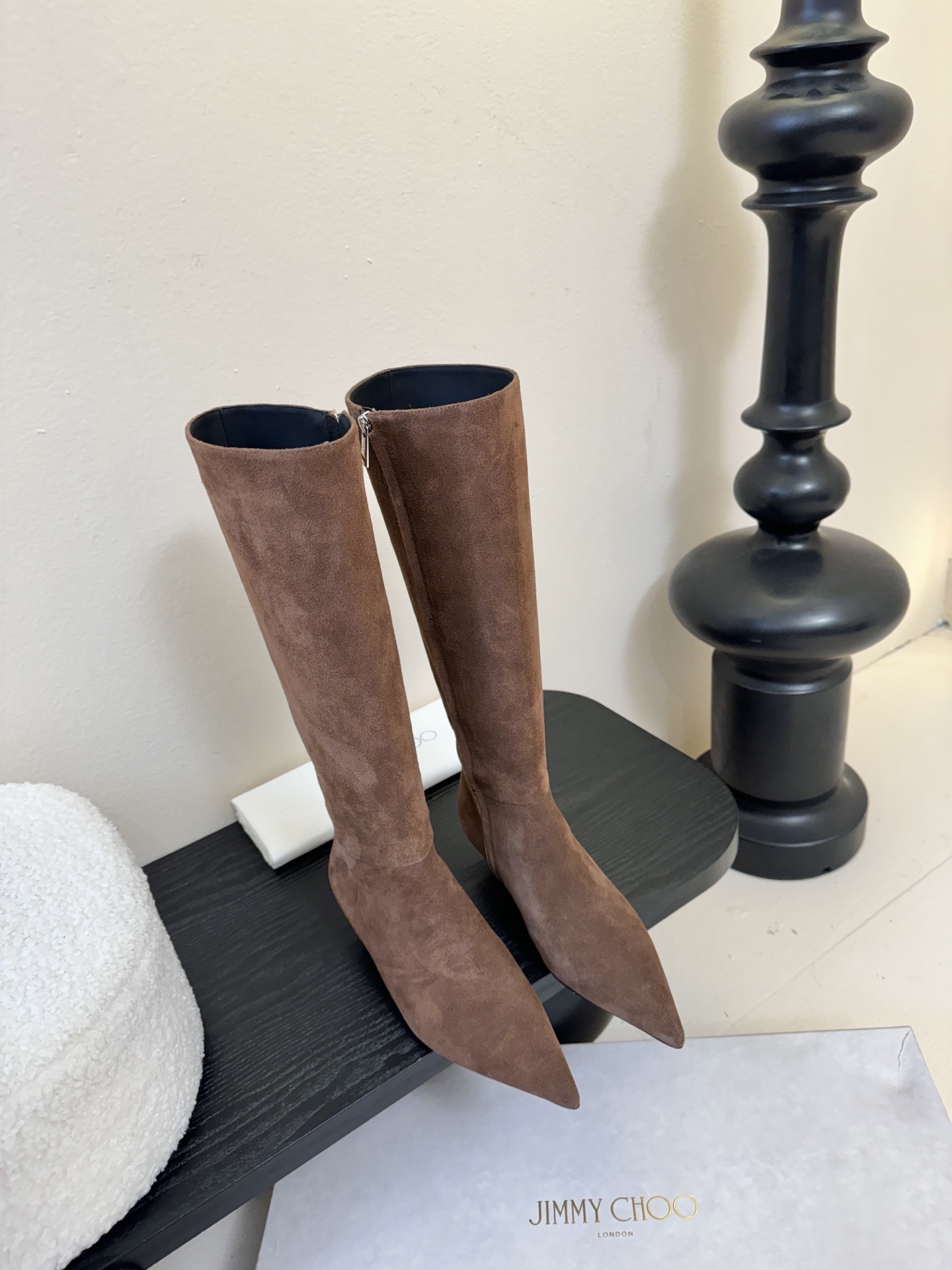 NO:630249,Jimmy Choo | The latest pointed-toe boots are available at the counter. The upper strap design is particularly stylish and comfortable, and the concave shape is a must-have. It is classic, versatile and beautiful. It is super easy to put on and very comfortable for your feet!  Who else can give me a hot item in autumn and winter? The legs are really slim!  The upper is made of cow, the lining is cowhide, the leather outsole is Size 35-39 (custom-made for 40, non-returnable), boots, jimmy choo, boots, cowhide, Leather soles19860909Jimmy Choo| 专柜同步最新尖头长靴新品 鞋面绑带设计特别有个性时尚,脚感舒适凹造型必备经典百搭美得无与伦比——超好穿上脚非常舒适 ！秋冬爆款舍我其谁 巨显腿细！ 鞋面选用牛,内里牛皮 真皮大底 Size35-39（40定做不退换）,靴子,jimmy choo,boots,cowhide,Leather soles,Women's Shoes