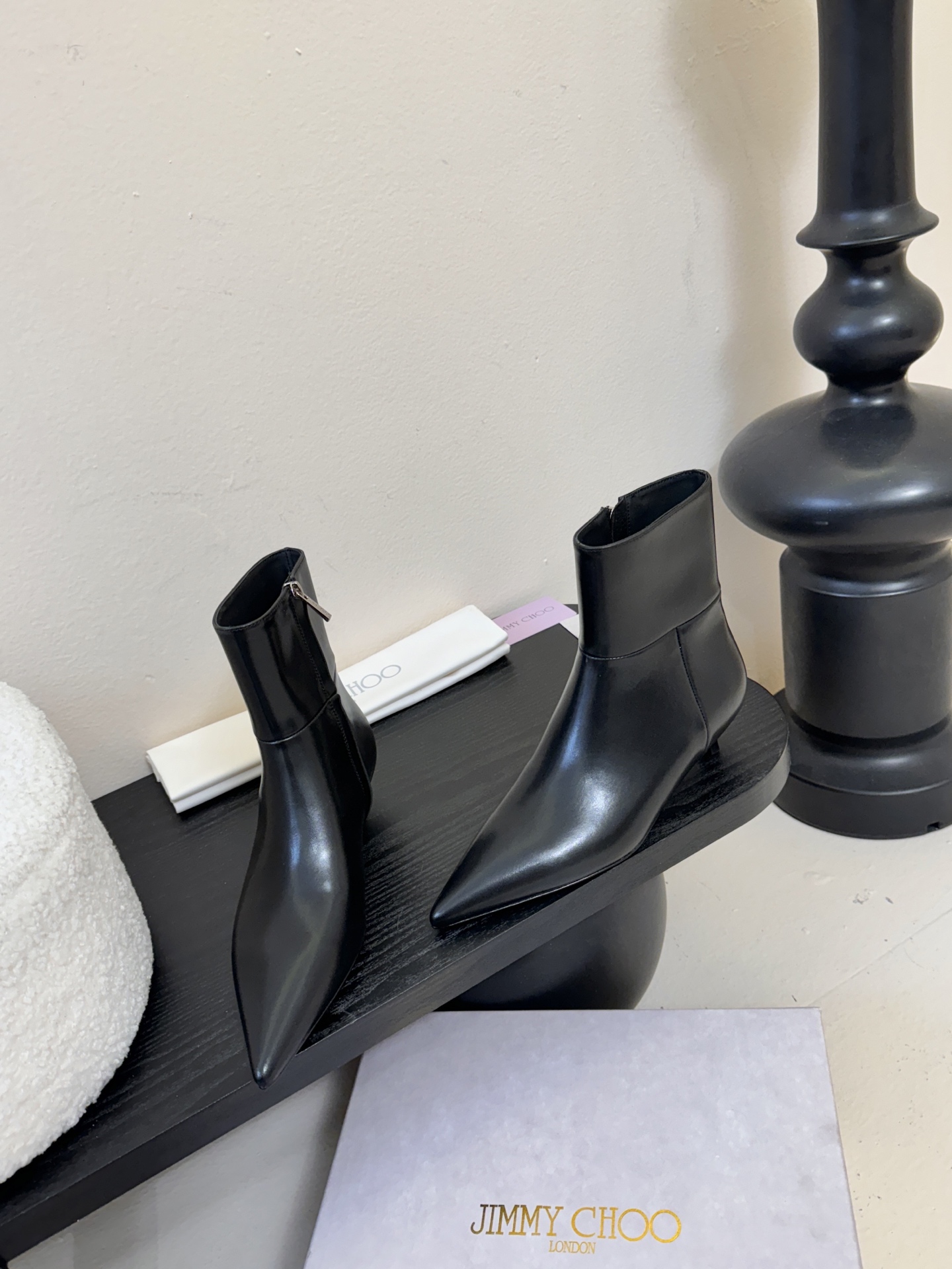 Jimmy Choo| 🤍🤎专柜同步最新尖头短靴新品🆕 鞋面绑带设计特别有个性时尚，脚感舒适凹造型必备经