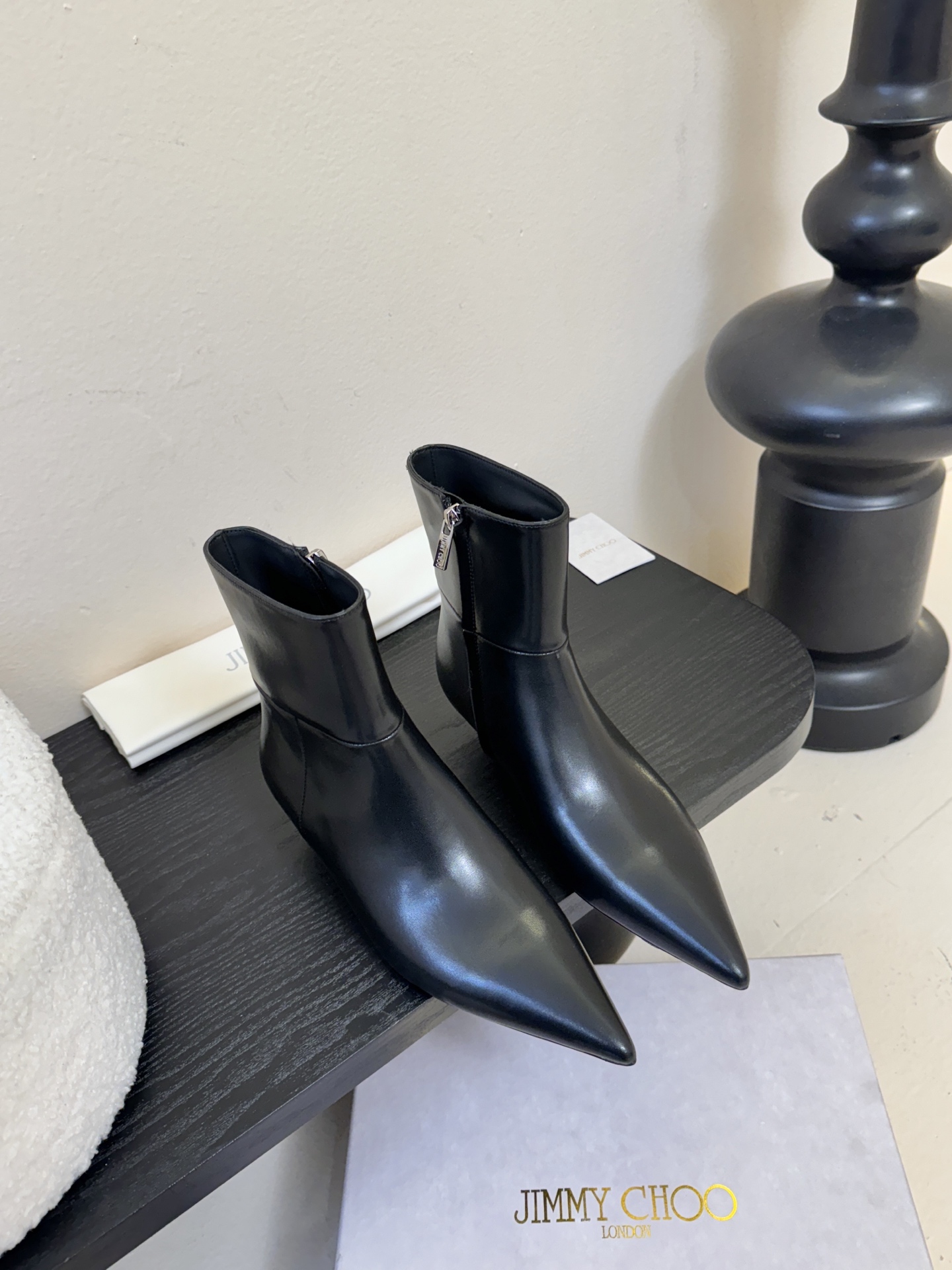 Jimmy Choo| 🤍🤎专柜同步最新尖头短靴新品🆕 鞋面绑带设计特别有个性时尚，脚感舒适凹造型必备经