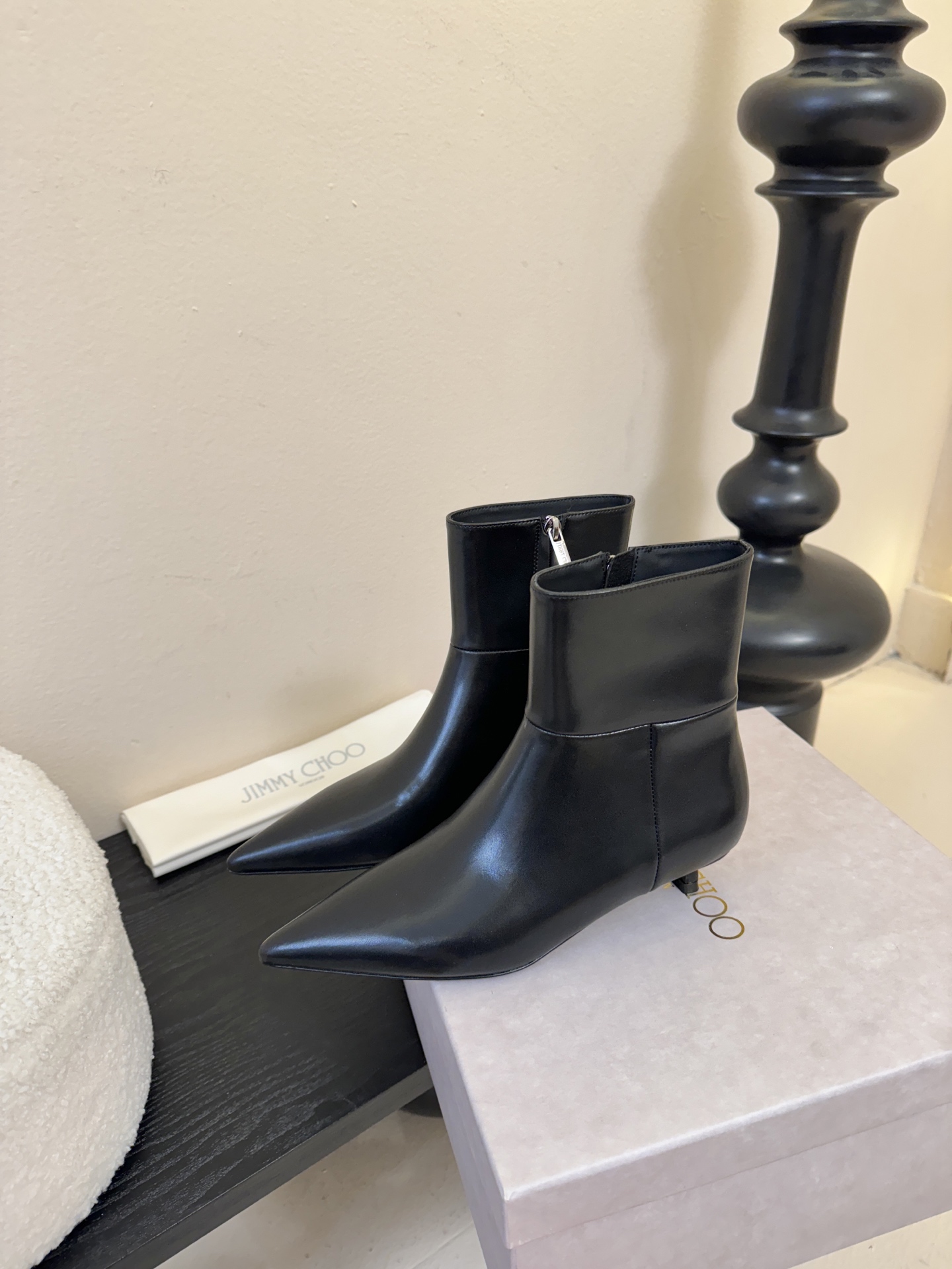 Jimmy Choo| 🤍🤎专柜同步最新尖头短靴新品🆕 鞋面绑带设计特别有个性时尚，脚感舒适凹造型必备经