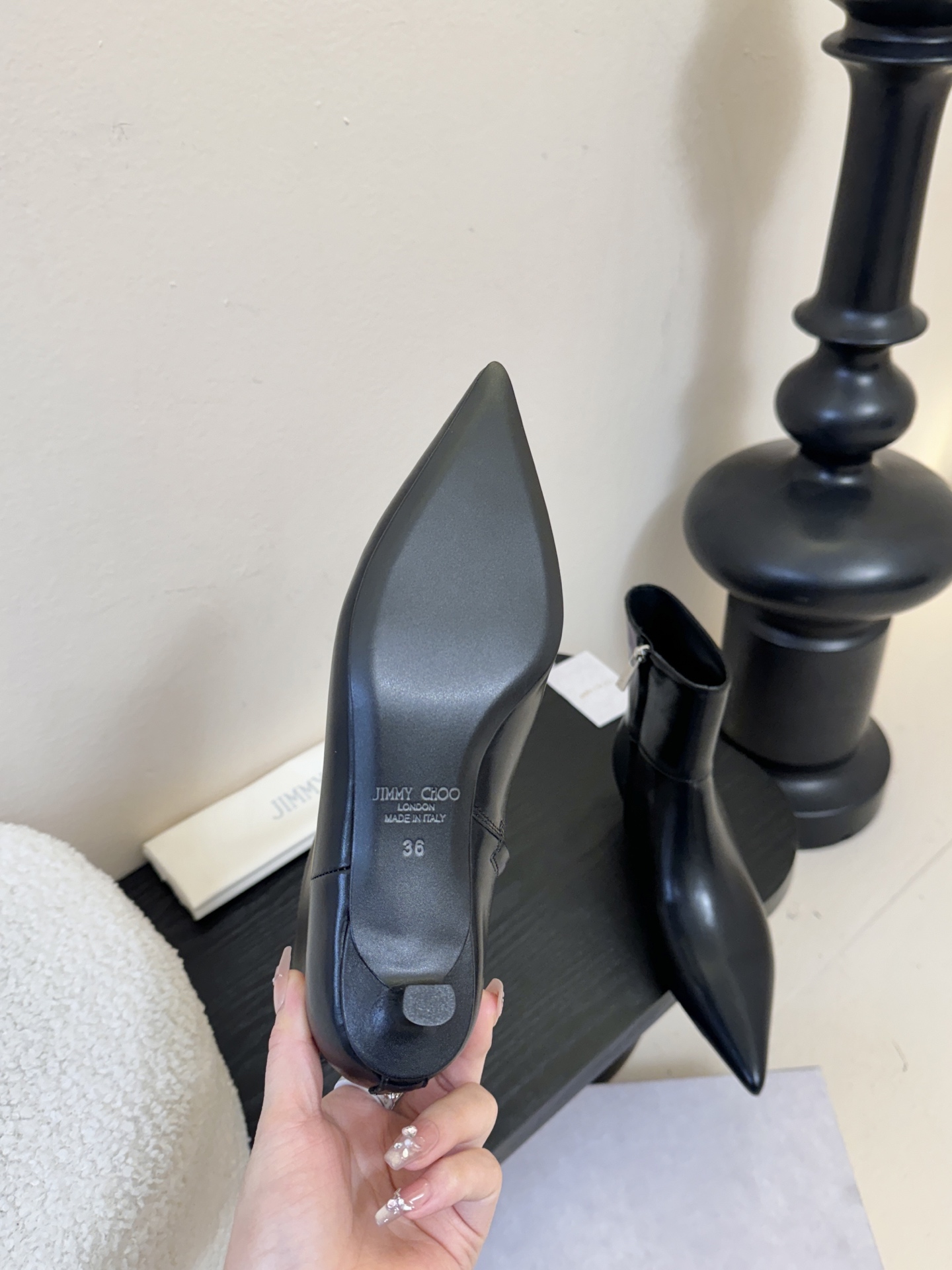 Jimmy Choo| 🤍🤎专柜同步最新尖头短靴新品🆕 鞋面绑带设计特别有个性时尚，脚感舒适凹造型必备经