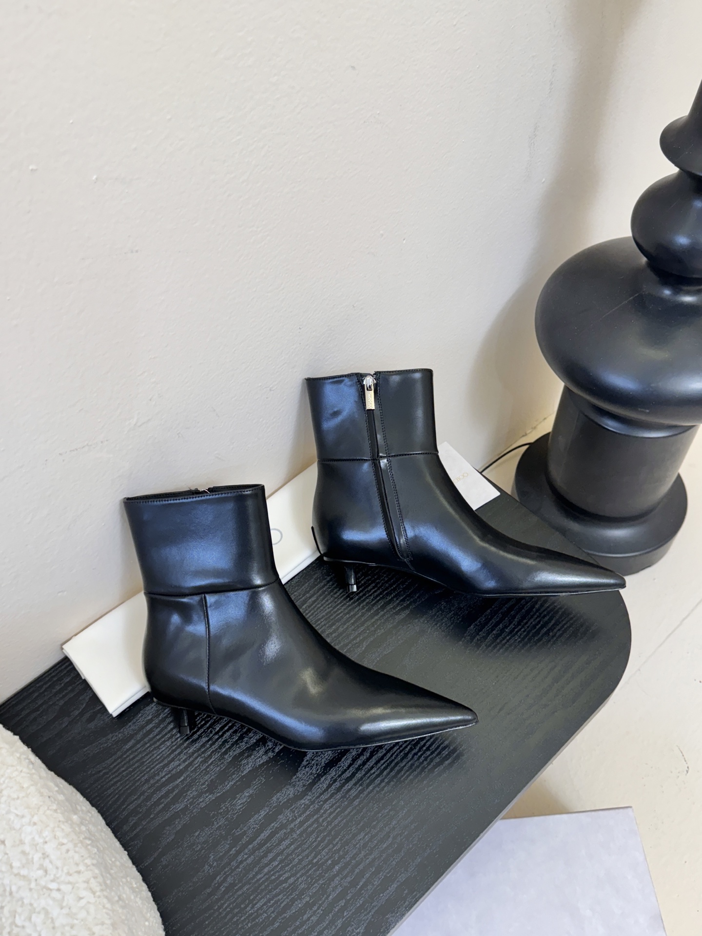 Jimmy Choo| 🤍🤎专柜同步最新尖头短靴新品🆕 鞋面绑带设计特别有个性时尚，脚感舒适凹造型必备经