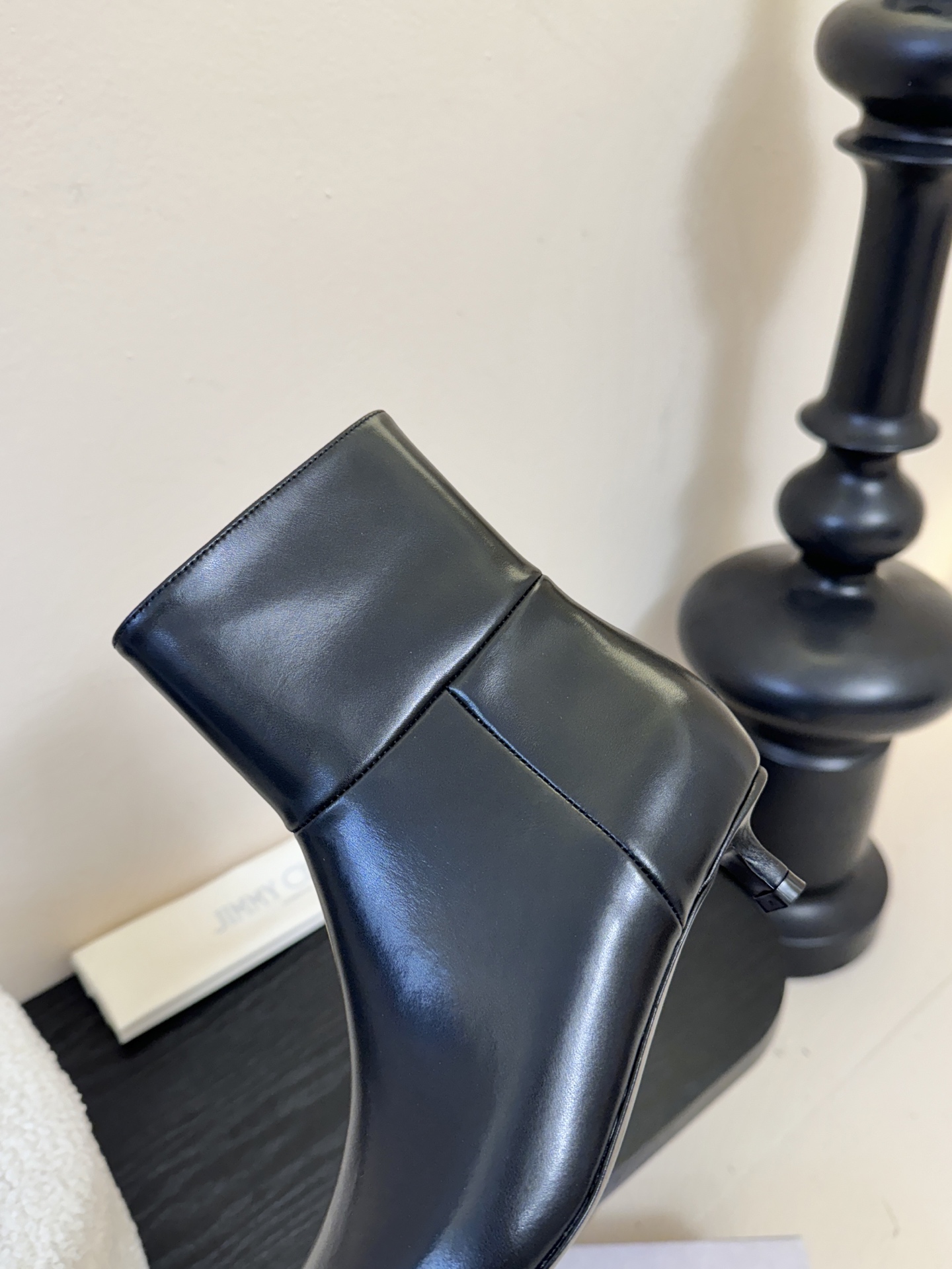 Jimmy Choo| 🤍🤎专柜同步最新尖头短靴新品🆕 鞋面绑带设计特别有个性时尚，脚感舒适凹造型必备经