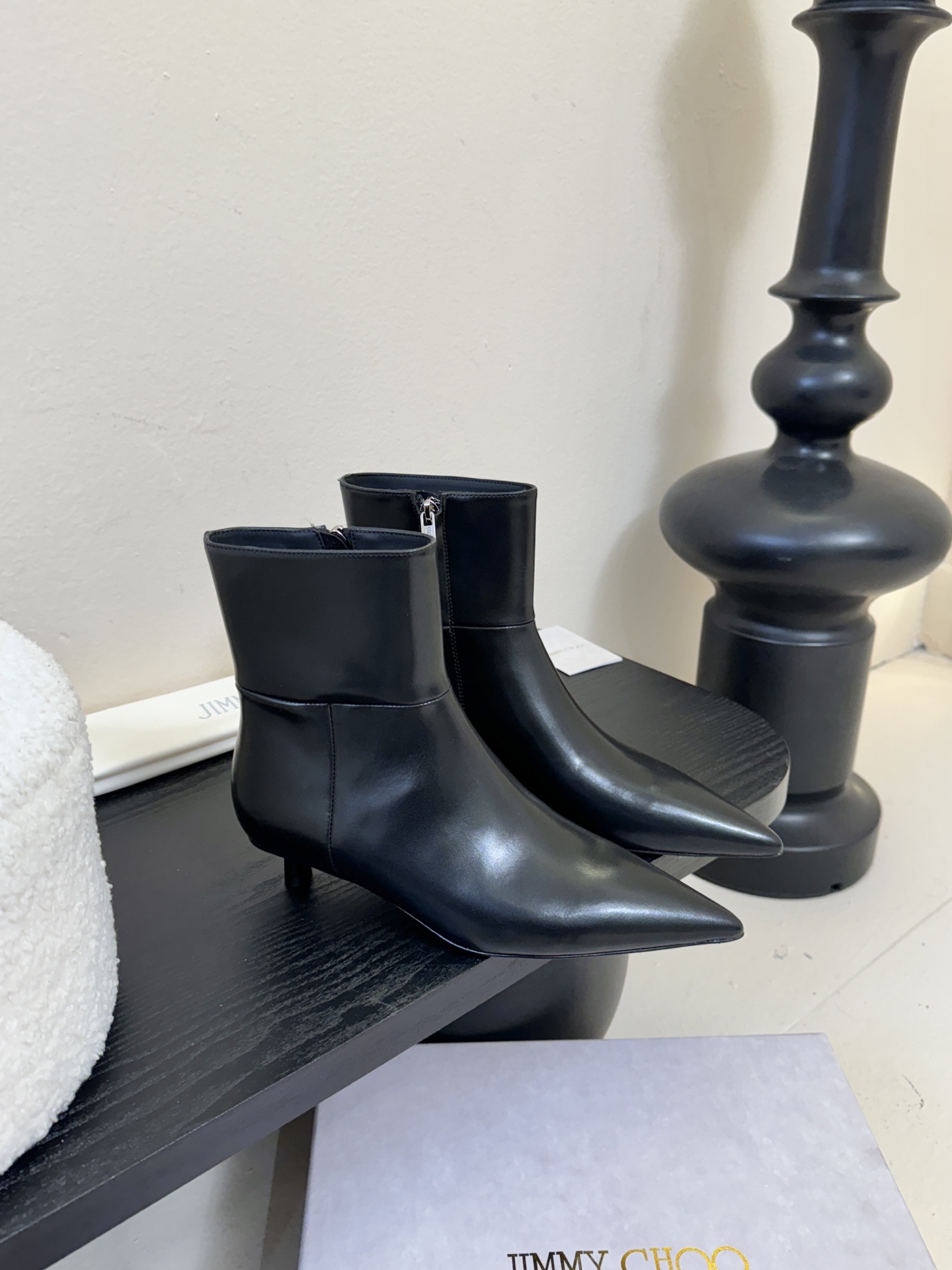 Jimmy Choo| 🤍🤎专柜同步最新尖头短靴新品🆕 鞋面绑带设计特别有个性时尚，脚感舒适凹造型必备经