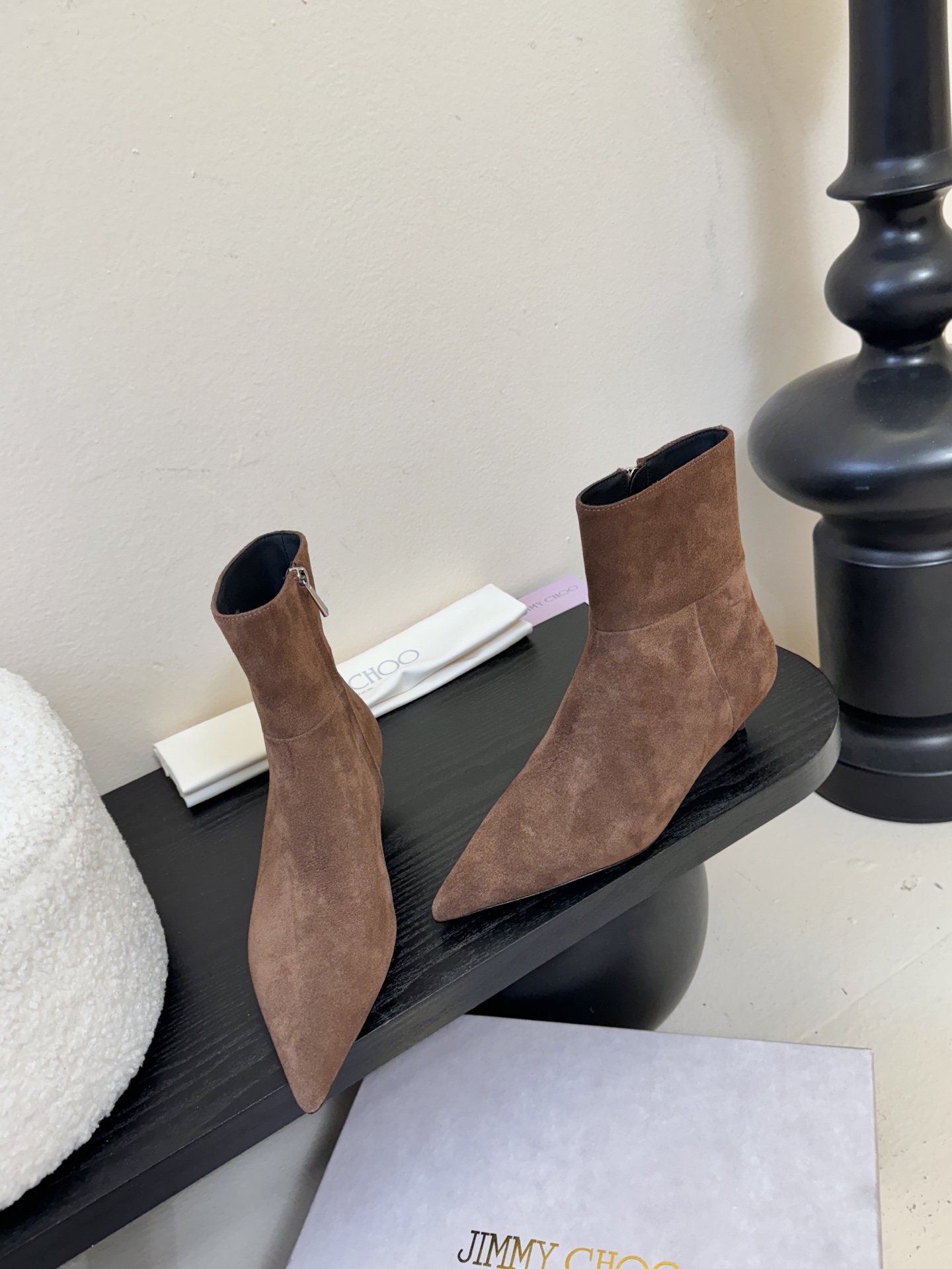 Jimmy Choo| 🤍🤎专柜同步最新尖头短靴新品🆕 鞋面绑带设计特别有个性时尚，脚感舒适凹造型必备经