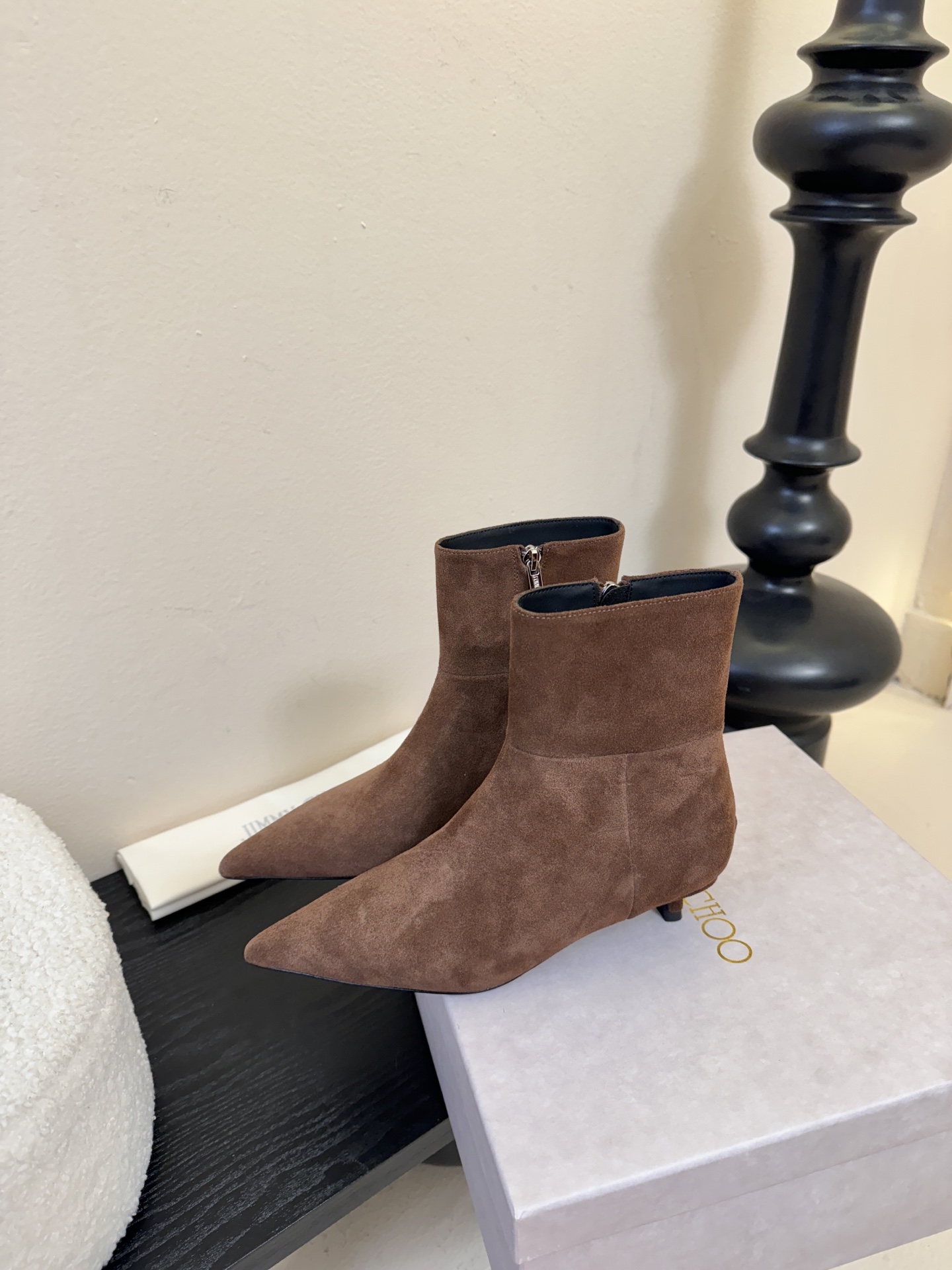 Jimmy Choo| 🤍🤎专柜同步最新尖头短靴新品🆕 鞋面绑带设计特别有个性时尚，脚感舒适凹造型必备经