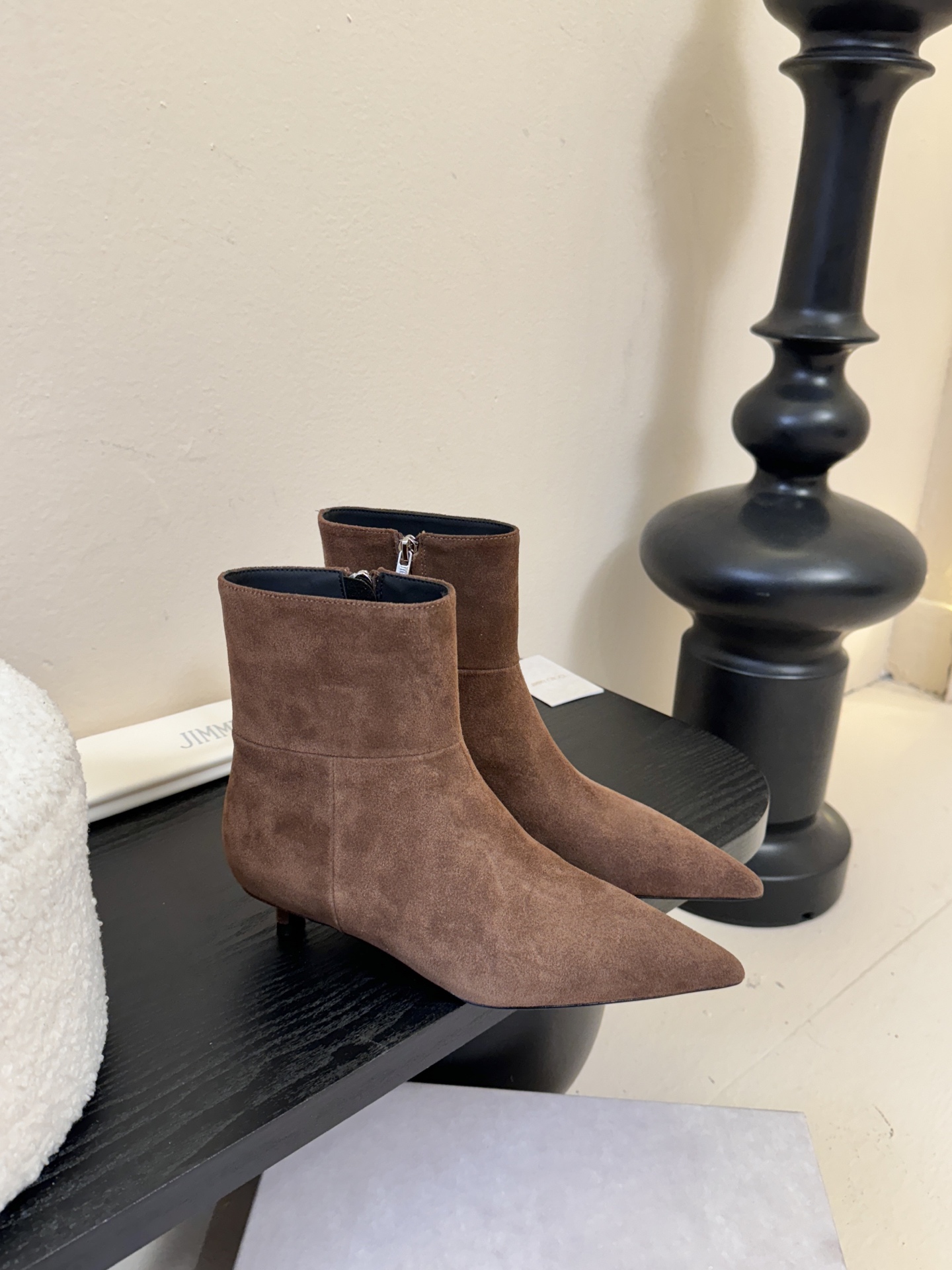 Jimmy Choo| 🤍🤎专柜同步最新尖头短靴新品🆕 鞋面绑带设计特别有个性时尚，脚感舒适凹造型必备经