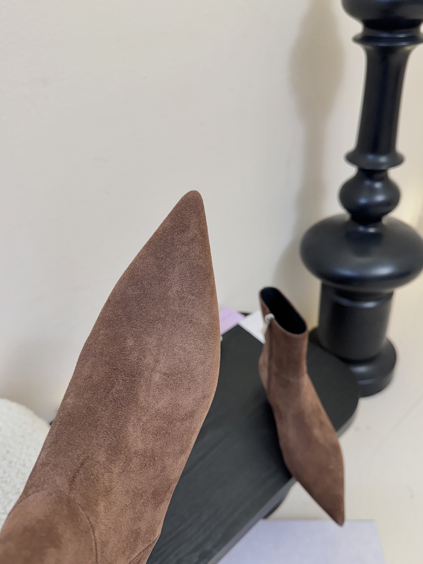 Jimmy Choo| 🤍🤎专柜同步最新尖头短靴新品🆕 鞋面绑带设计特别有个性时尚，脚感舒适凹造型必备经