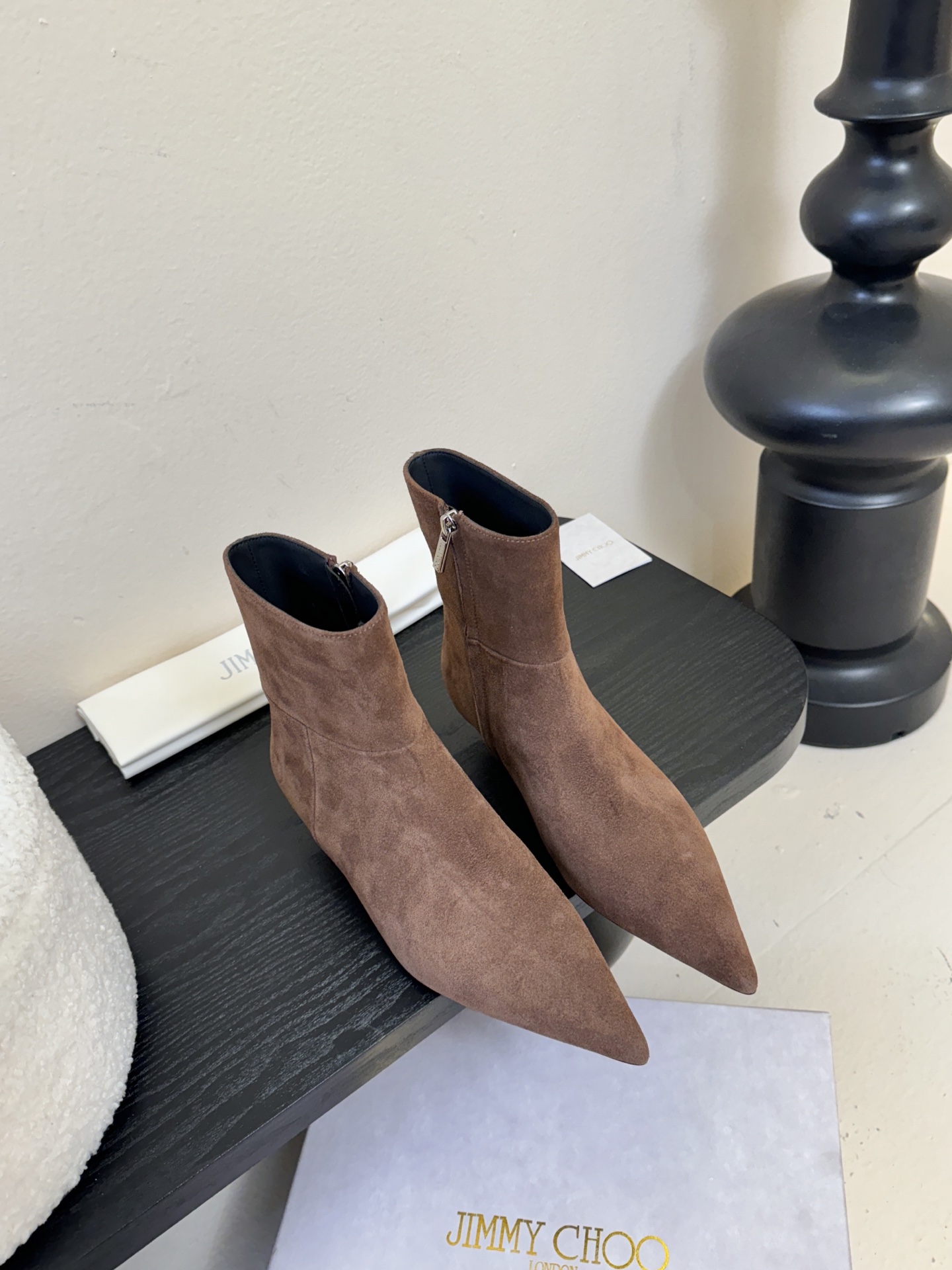 NO:630252,Jimmy Choo | The latest pointed-toe short boots are available at the counter. The upper strap design is particularly stylish and comfortable, and the concave shape is a must-have. It is classic, versatile and beautiful. It is super easy to put on and very comfortable for your feet!  Who else can give me a hot item in autumn and winter? The legs are really slim!  The upper is made of cow, the lining is cowhide, the leather outsole is Size 35-39 (custom-made for 40, non-returnable), boots, jimmy choo, boots, cowhide, Leather soles19860909Jimmy Choo| 专柜同步最新尖头短靴新品 鞋面绑带设计特别有个性时尚,脚感舒适凹造型必备经典百搭美得无与伦比——超好穿上脚非常舒适 ！秋冬爆款舍我其谁 巨显腿细！ 鞋面选用牛,内里牛皮 真皮大底 Size35-39（40定做不退换）,靴子,jimmy choo,boots,cowhide,Leather soles,Women's Shoes