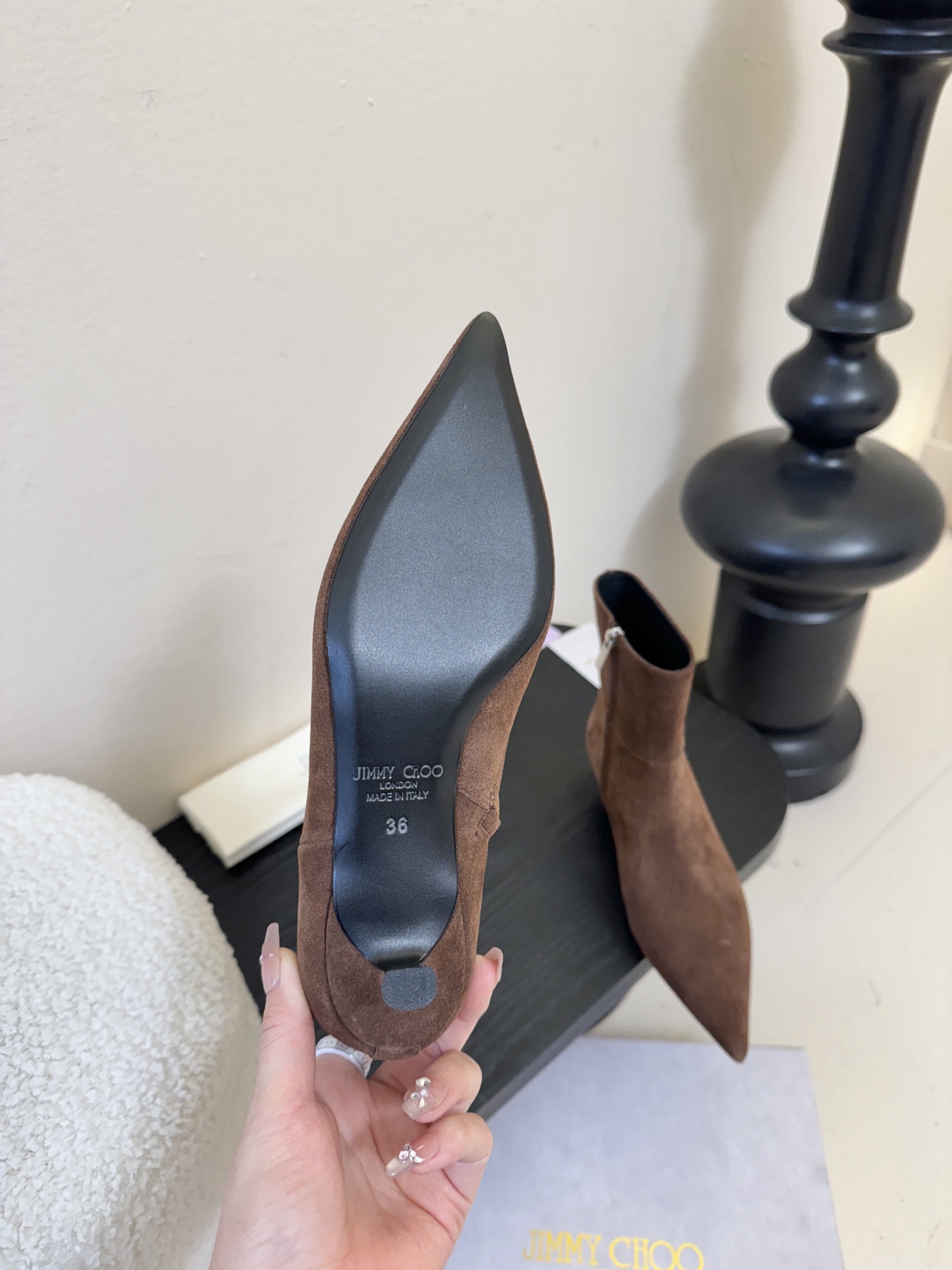 Jimmy Choo| 🤍🤎专柜同步最新尖头短靴新品🆕 鞋面绑带设计特别有个性时尚，脚感舒适凹造型必备经