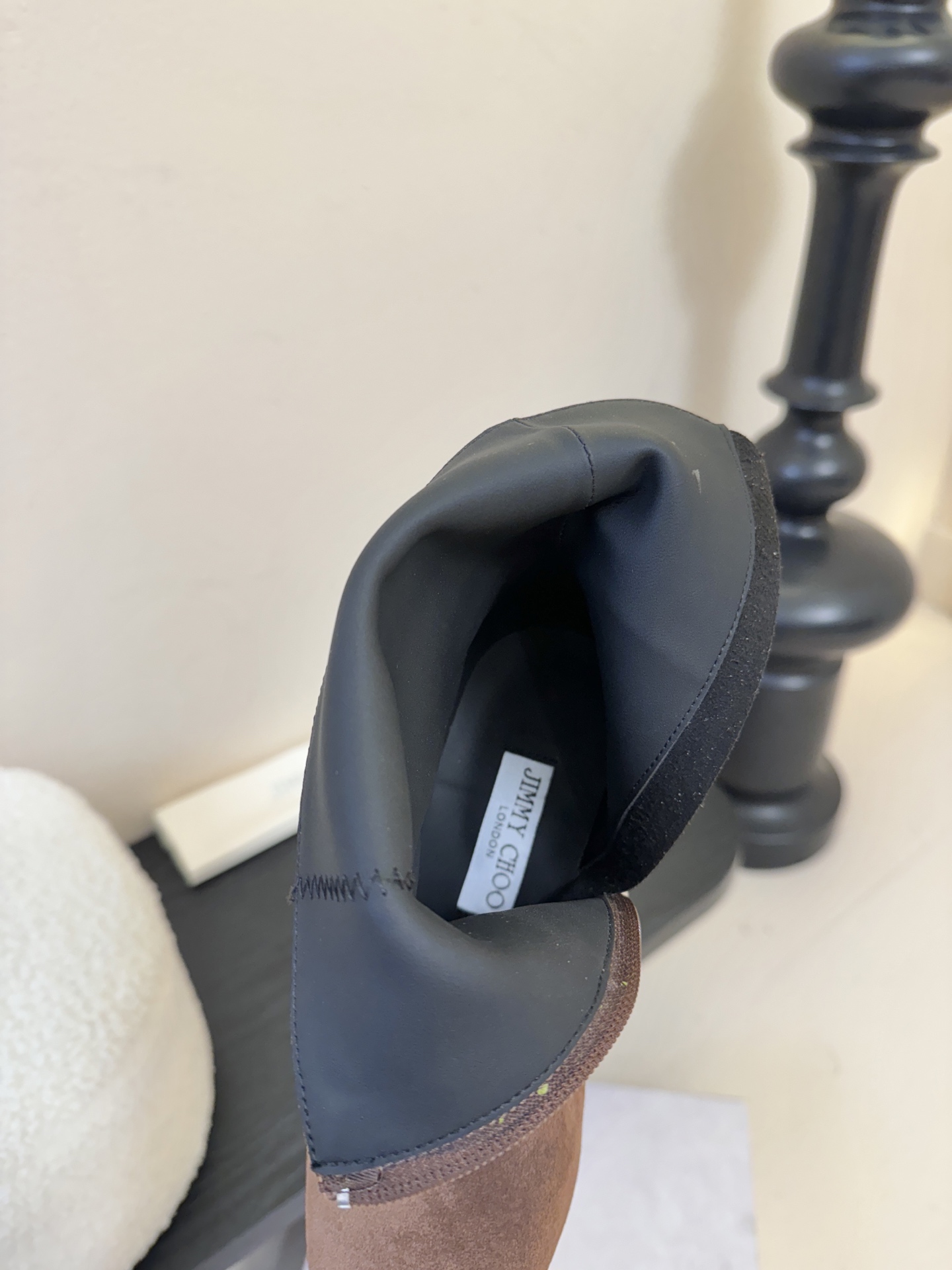 Jimmy Choo| 🤍🤎专柜同步最新尖头短靴新品🆕 鞋面绑带设计特别有个性时尚，脚感舒适凹造型必备经