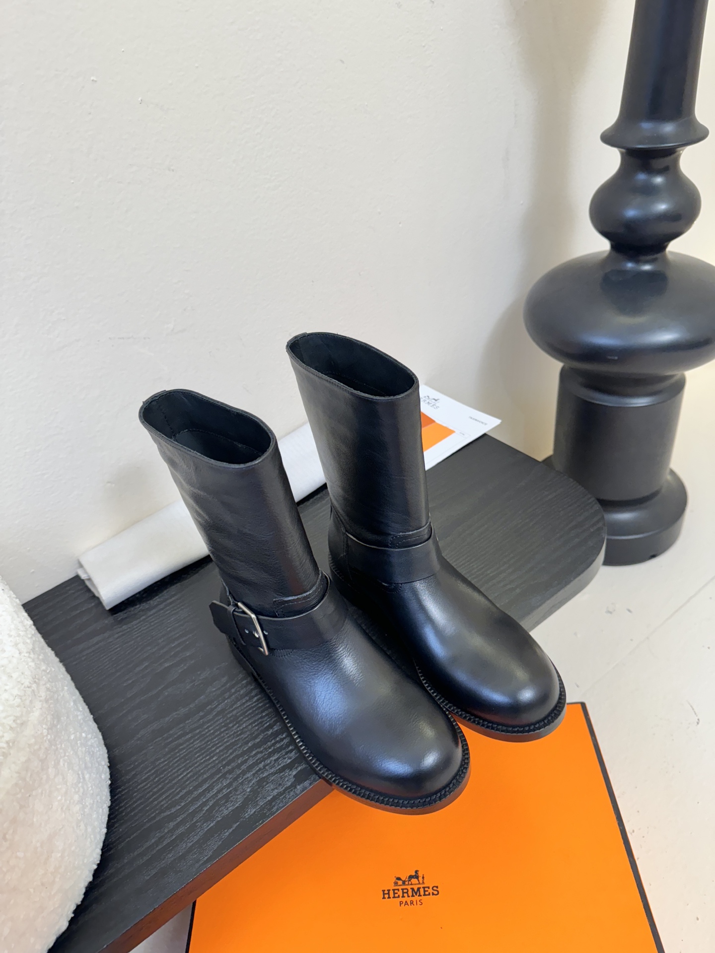 NO:630255,Hermes/Hermes H Home F032 25ss autumn and winter new flat British style short boots Martin boots classic Martin style design, classic and durable!  Original last shape, ultimate 1:1 shape, imported high-end cowhide surface showing exquisite texture!  Open the mold to customize the A-level high-density private mold outsole with luxurious packaging!  Fabric imported first-layer calfskin, lining water-dyed cowhide, outsole Italian genuine leather outsole, size 35-39 (40.41 custom-made, non-returnable), boots, hermes, hermes, boots, cowhide, Leather soles19860909Hermes/爱马仕H家F032 25ss秋冬新款平底英伦风短靴马丁靴 经典马丁风格设计,经典耐看！原版楦型,极致1:1形体,进口高端牛皮面呈现出精致质感！开模定制A级高密私模大底,奢华包装！ 面料进口头层小牛皮 内里水染牛皮 大底意大利真皮大底 码数35-39（40.41订做不退换）,靴子,hermes,hermes,boots,cowhide,Leather soles,Women's Shoes