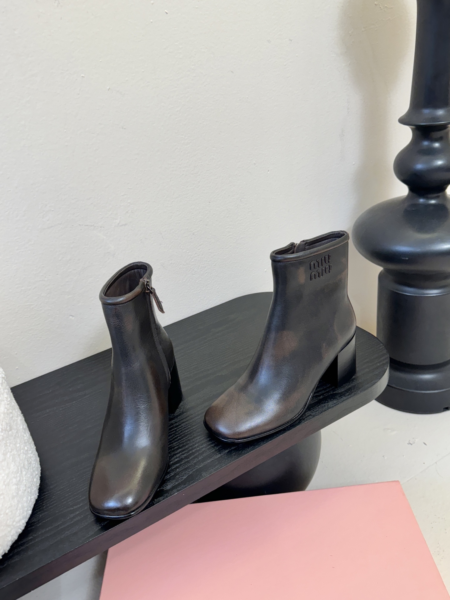 MiuMiu缪缪秋冬最新款高跟 短靴 当下最流行的型体隔板设计 结合美拉德色系皮料 打造中性休闲风格 复