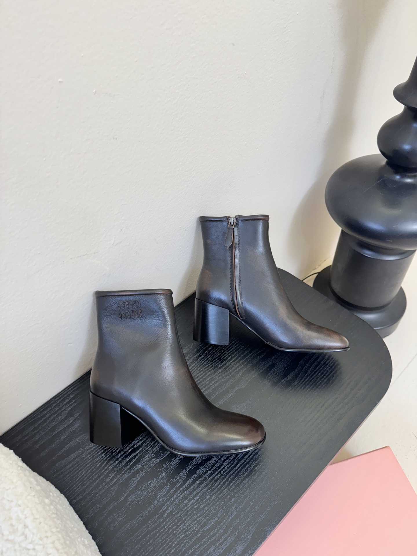 MiuMiu缪缪秋冬最新款高跟 短靴 当下最流行的型体隔板设计 结合美拉德色系皮料 打造中性休闲风格 复