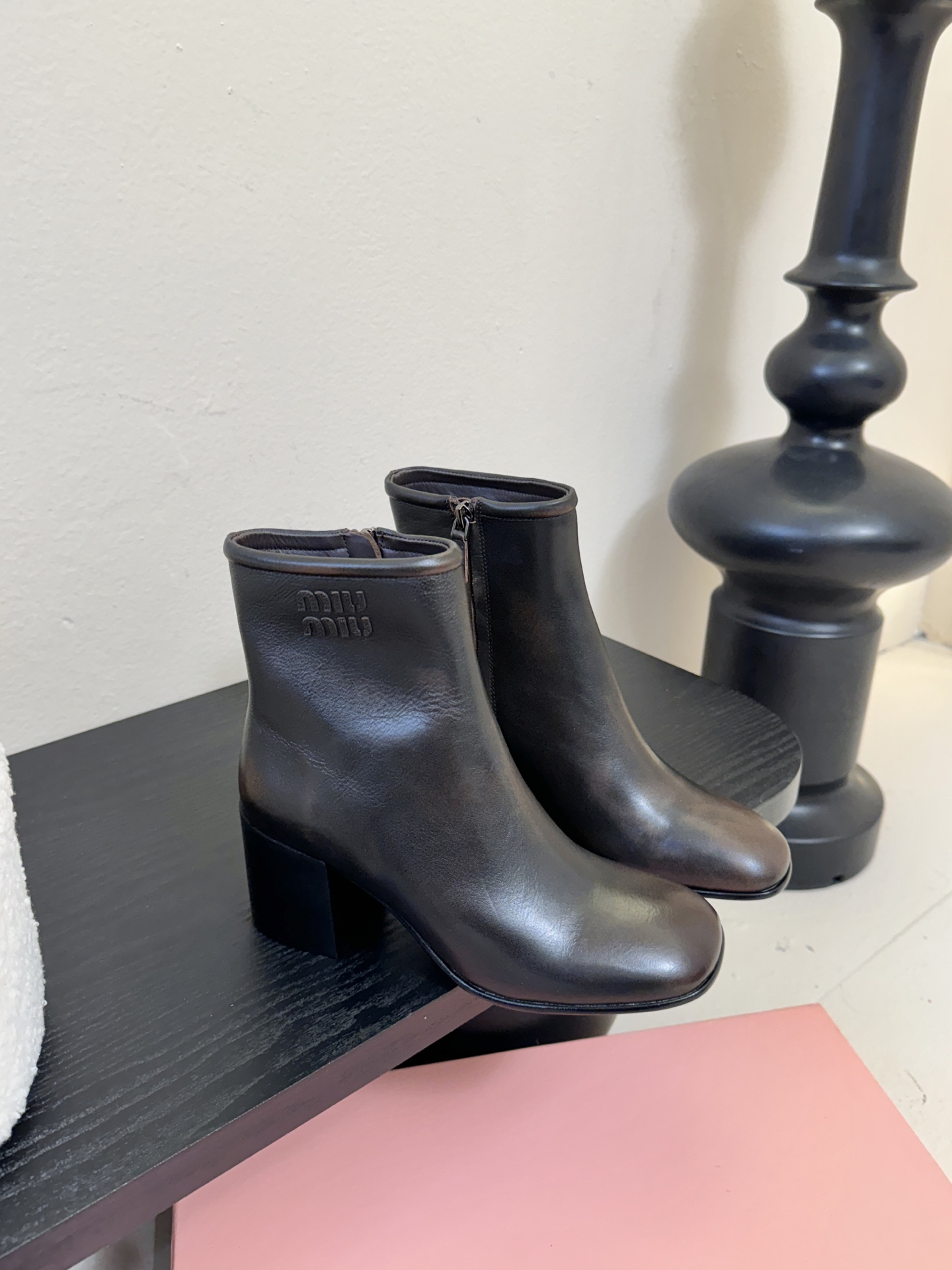 MiuMiu缪缪秋冬最新款高跟 短靴 当下最流行的型体隔板设计 结合美拉德色系皮料 打造中性休闲风格 复