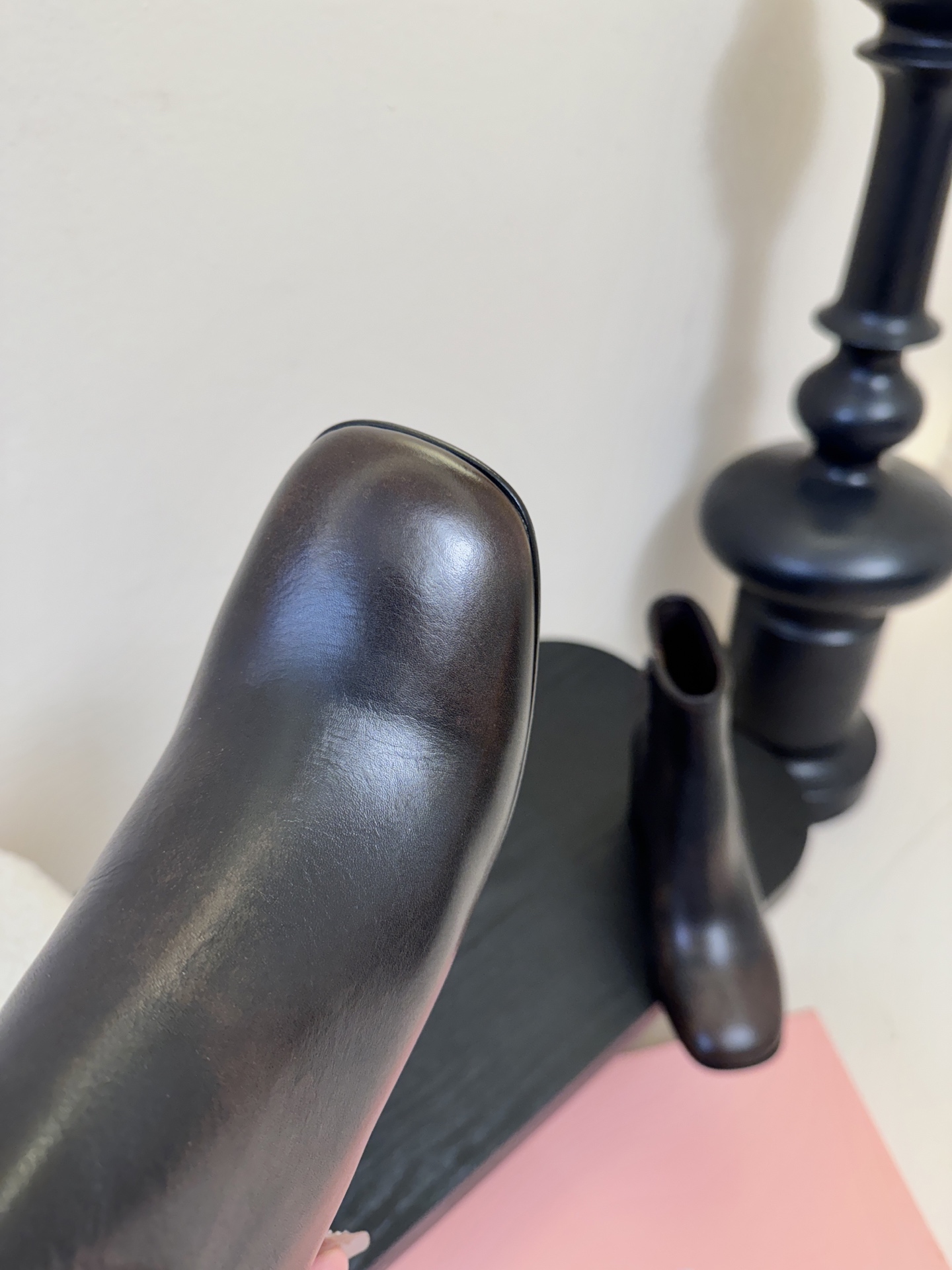 MiuMiu缪缪秋冬最新款高跟 短靴 当下最流行的型体隔板设计 结合美拉德色系皮料 打造中性休闲风格 复