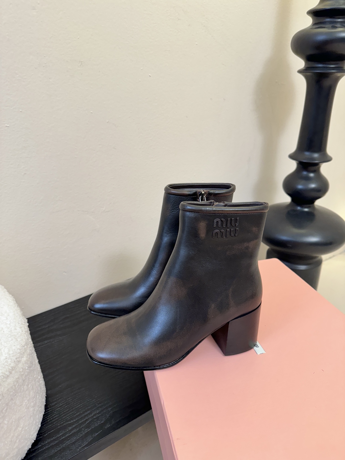 MiuMiu缪缪秋冬最新款高跟 短靴 当下最流行的型体隔板设计 结合美拉德色系皮料 打造中性休闲风格 复