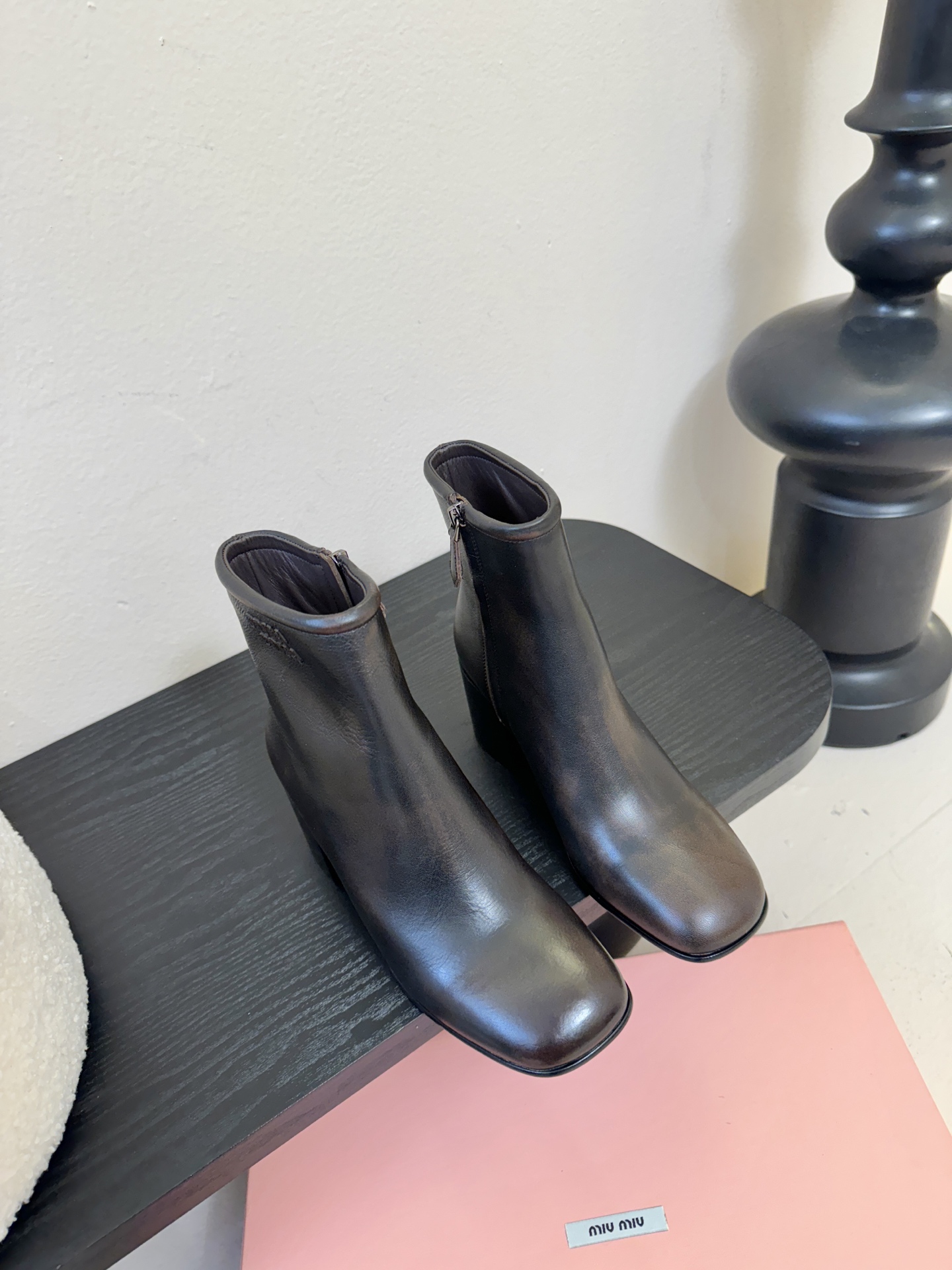 MiuMiu缪缪秋冬最新款高跟 短靴 当下最流行的型体隔板设计 结合美拉德色系皮料 打造中性休闲风格 复