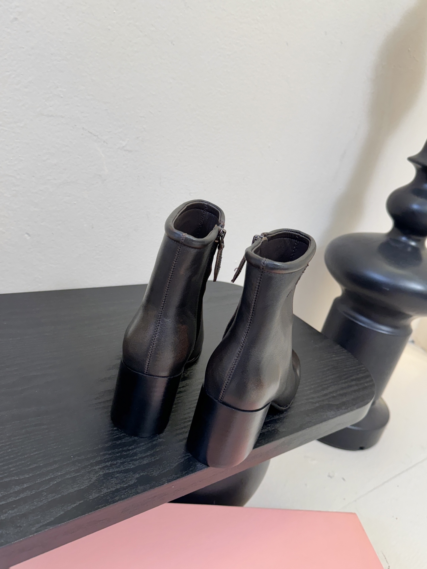 MiuMiu缪缪秋冬最新款高跟 短靴 当下最流行的型体隔板设计 结合美拉德色系皮料 打造中性休闲风格 复