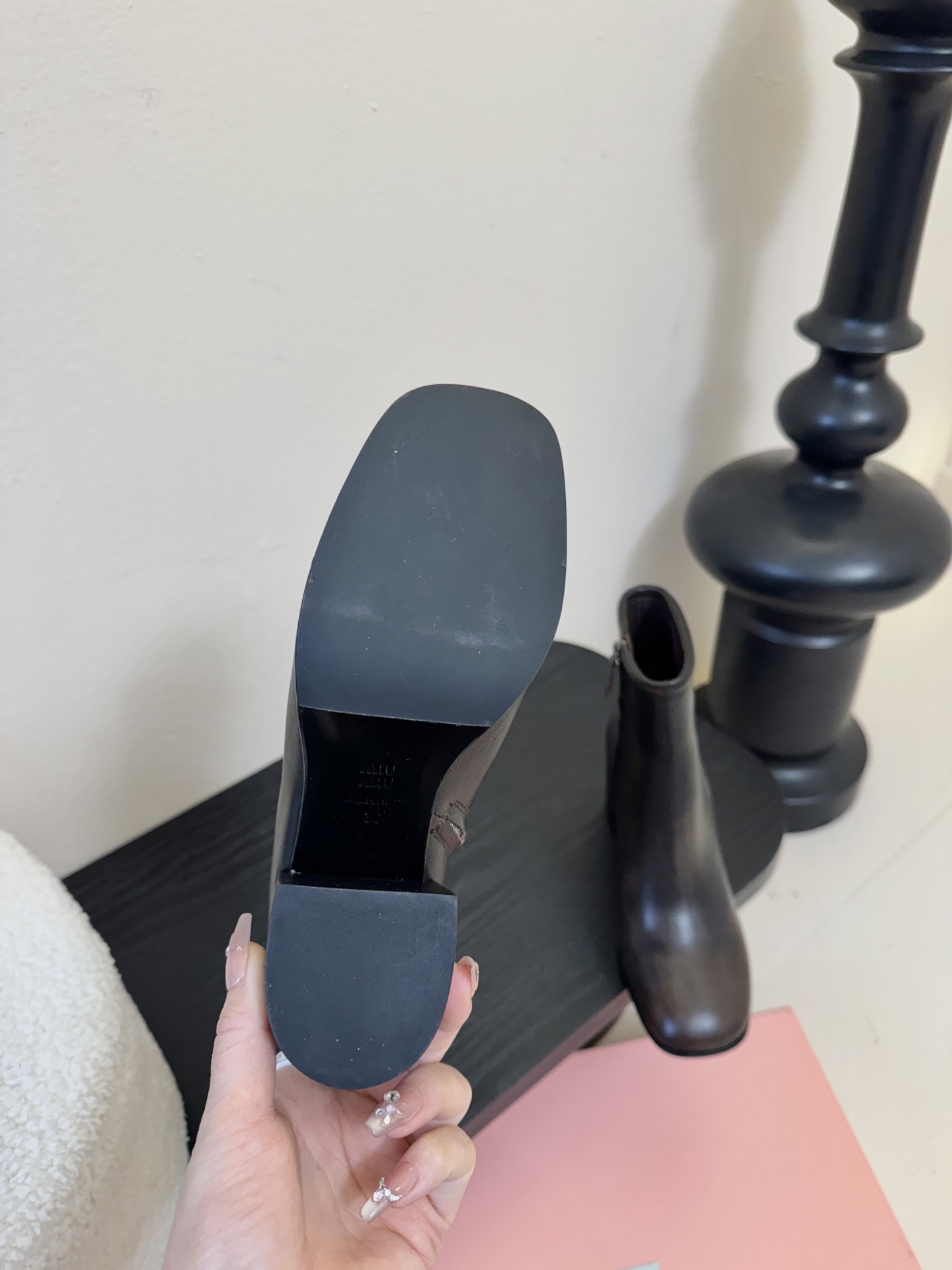 MiuMiu缪缪秋冬最新款高跟 短靴 当下最流行的型体隔板设计 结合美拉德色系皮料 打造中性休闲风格 复