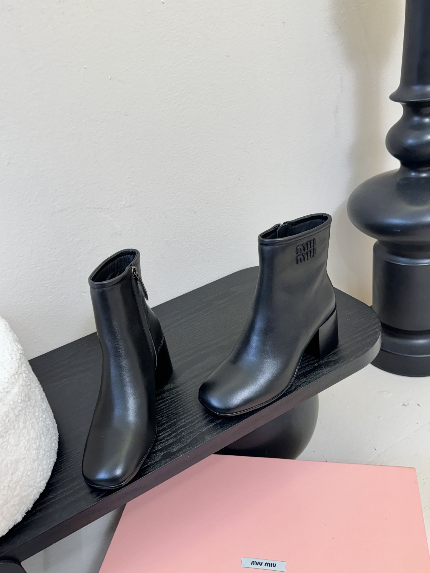 MiuMiu缪缪秋冬最新款高跟 短靴 当下最流行的型体隔板设计 结合美拉德色系皮料 打造中性休闲风格 复