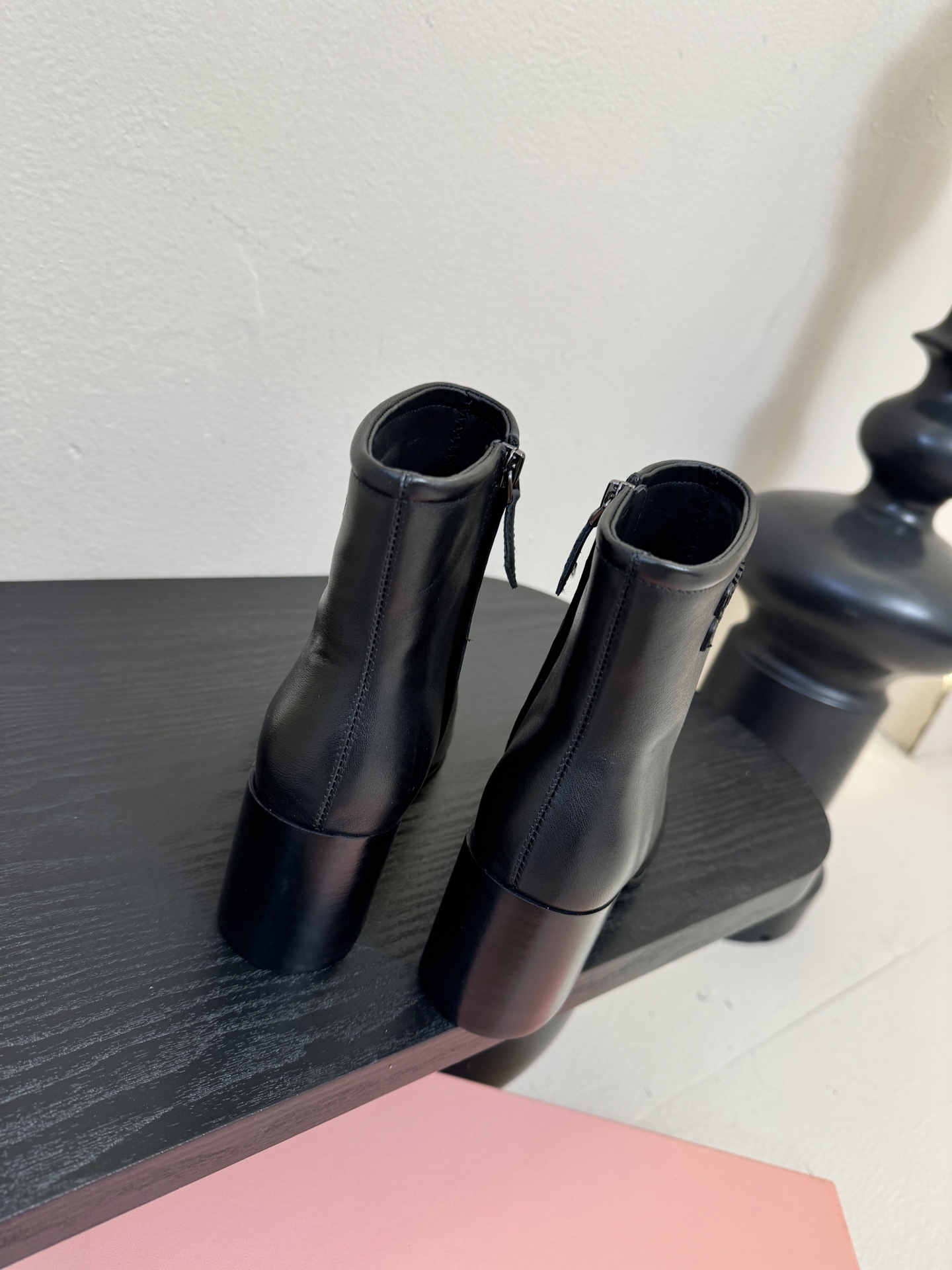 MiuMiu缪缪秋冬最新款高跟 短靴 当下最流行的型体隔板设计 结合美拉德色系皮料 打造中性休闲风格 复