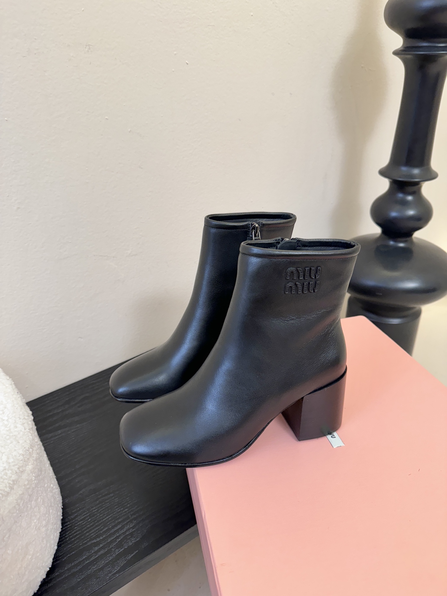 MiuMiu缪缪秋冬最新款高跟 短靴 当下最流行的型体隔板设计 结合美拉德色系皮料 打造中性休闲风格 复