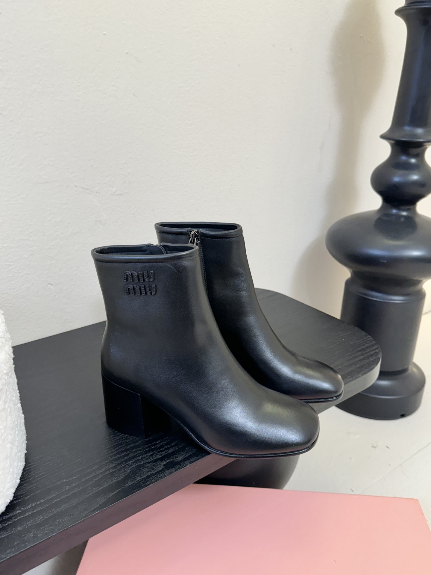 MiuMiu缪缪秋冬最新款高跟 短靴 当下最流行的型体隔板设计 结合美拉德色系皮料 打造中性休闲风格 复