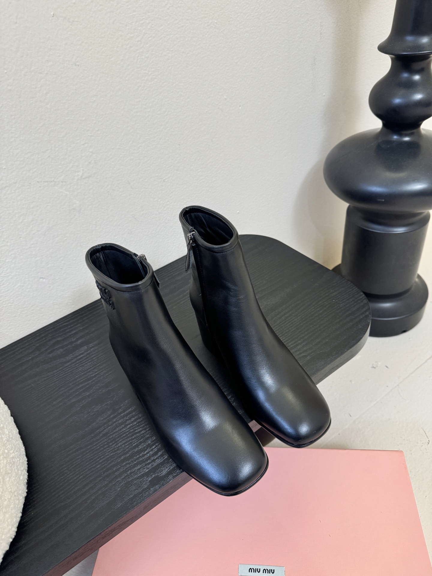 NO:630229,MiuMiu's latest high-heeled boots for autumn and winter. The most popular body partition design at the moment. Combined with Maillard color leather to create a neutral casual style. The retro leather is full of high-end, cool and casual. It has a very fashionable and high-end sense. It can be matched with various styles of clothes. The upper is imported polished calfskin. The sole heel is 6.5CM high. Italian leather injection outsole Size 35-41 (40  41 Custom-made (non-refundable), boots, miumiu, boots, cowhide19860909MiuMiu缪缪秋冬最新款高跟 短靴 当下最流行的型体隔板设计 结合美拉德色系皮料 打造中性休闲风格 复古皮料高级感满满 酷感十足又不失随性 极具时尚高级感 可搭配各种风格衣服 鞋面进口擦色小牛皮 大底跟高6.5CM意大利 真皮注塑大底 Size35-41（40 41订做不退换）,靴子,miumiu,boots,cowhide,Women's Shoes