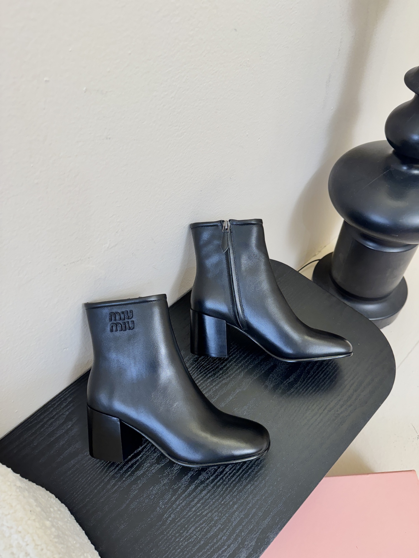 MiuMiu缪缪秋冬最新款高跟 短靴 当下最流行的型体隔板设计 结合美拉德色系皮料 打造中性休闲风格 复
