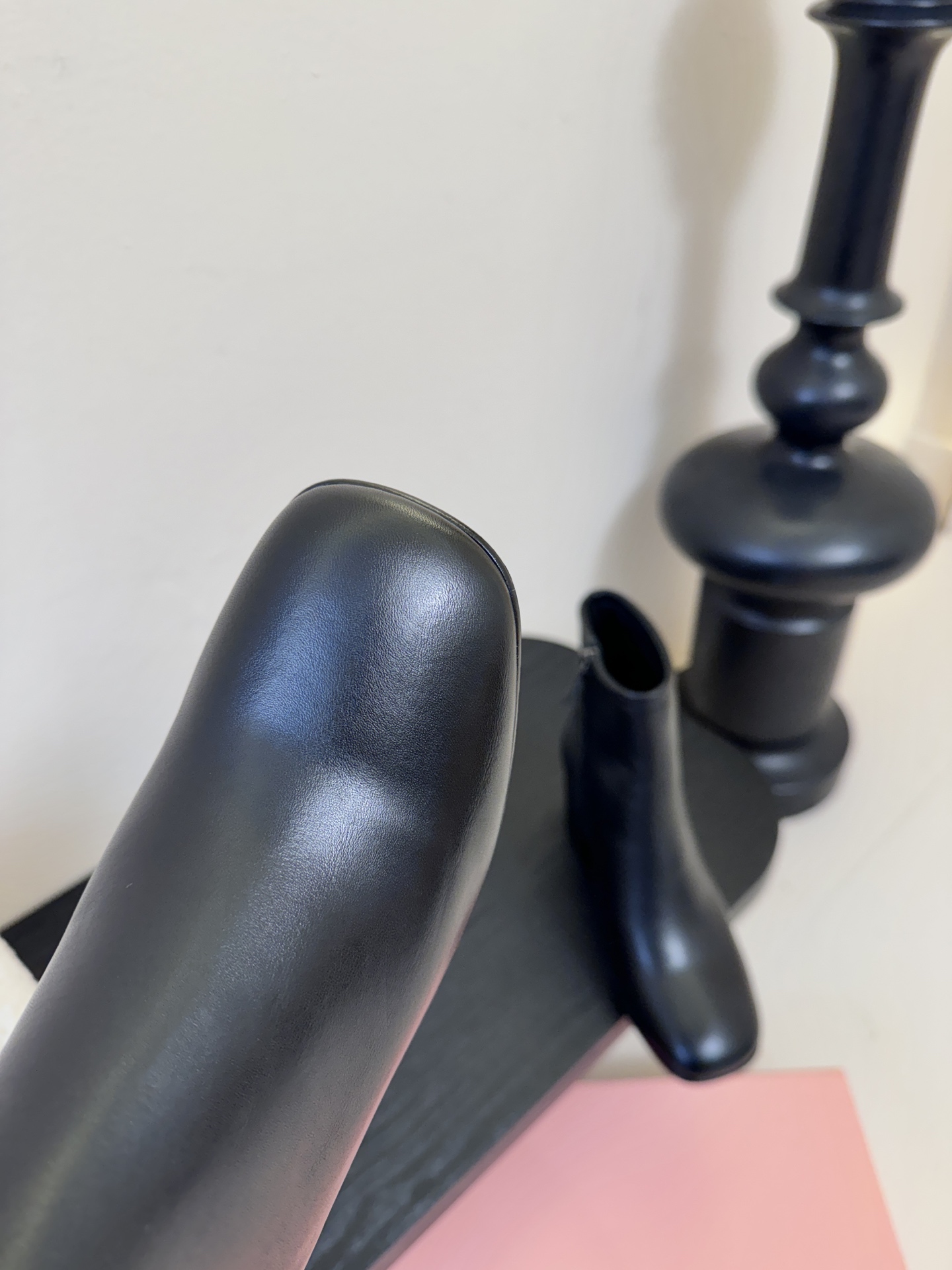 MiuMiu缪缪秋冬最新款高跟 短靴 当下最流行的型体隔板设计 结合美拉德色系皮料 打造中性休闲风格 复