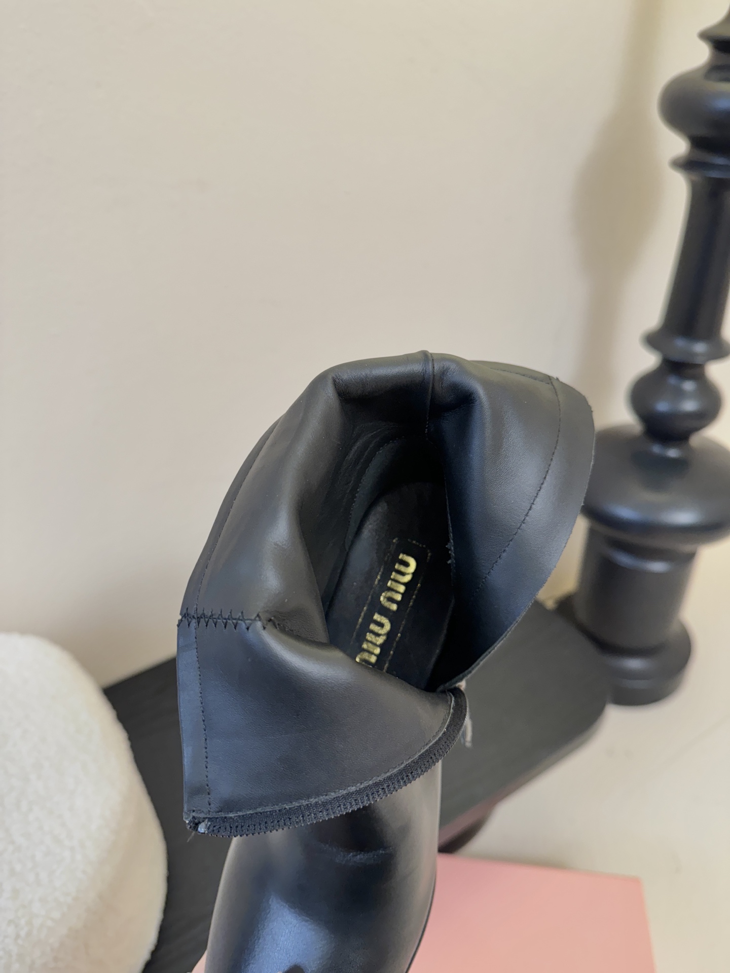 MiuMiu缪缪秋冬最新款高跟 短靴 当下最流行的型体隔板设计 结合美拉德色系皮料 打造中性休闲风格 复