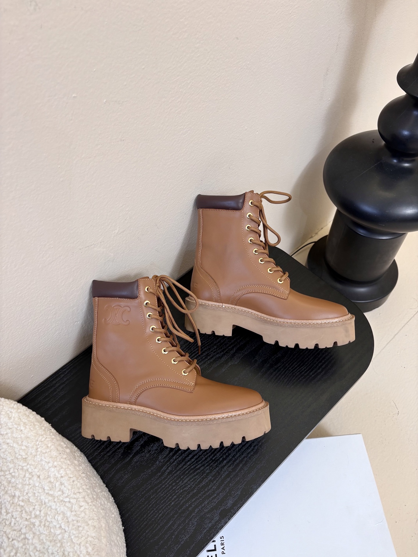 CELINE塞琳 25秋冬新款杨幂同款 短靴凯旋门英伦风短靴 简约大气时髦 耐看不过时 是时尚圈永不退潮