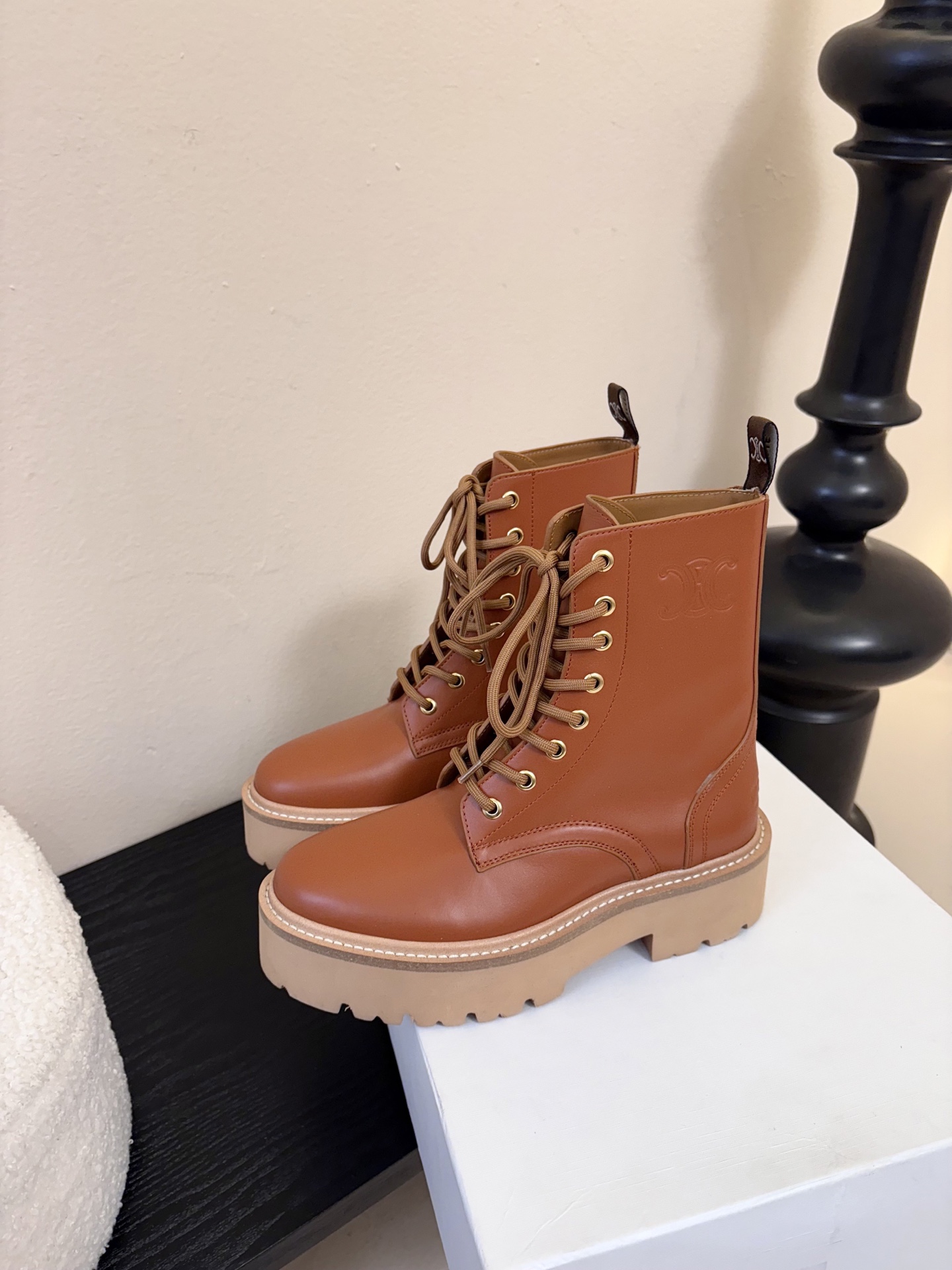 CELINE塞琳 25秋冬新款杨幂同款 短靴凯旋门英伦风短靴 简约大气时髦 耐看不过时 是时尚圈永不退潮