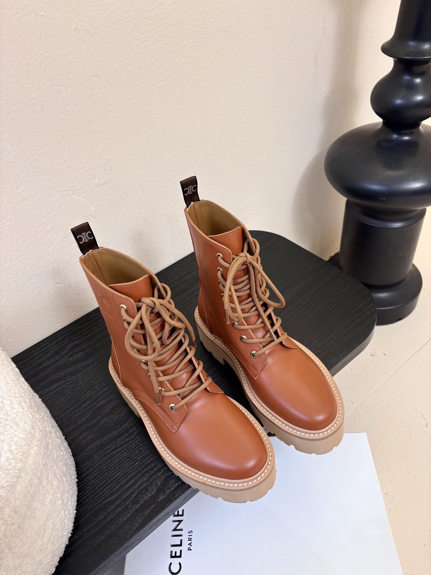 CELINE塞琳 25秋冬新款杨幂同款 短靴凯旋门英伦风短靴 简约大气时髦 耐看不过时 是时尚圈永不退潮