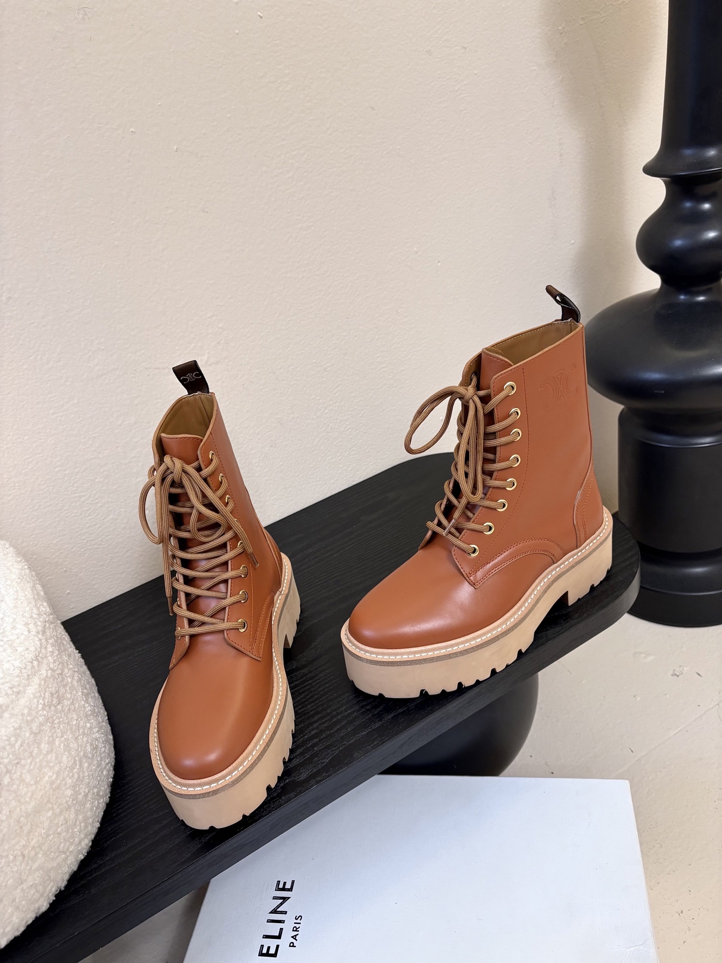 CELINE塞琳 25秋冬新款杨幂同款 短靴凯旋门英伦风短靴 简约大气时髦 耐看不过时 是时尚圈永不退潮