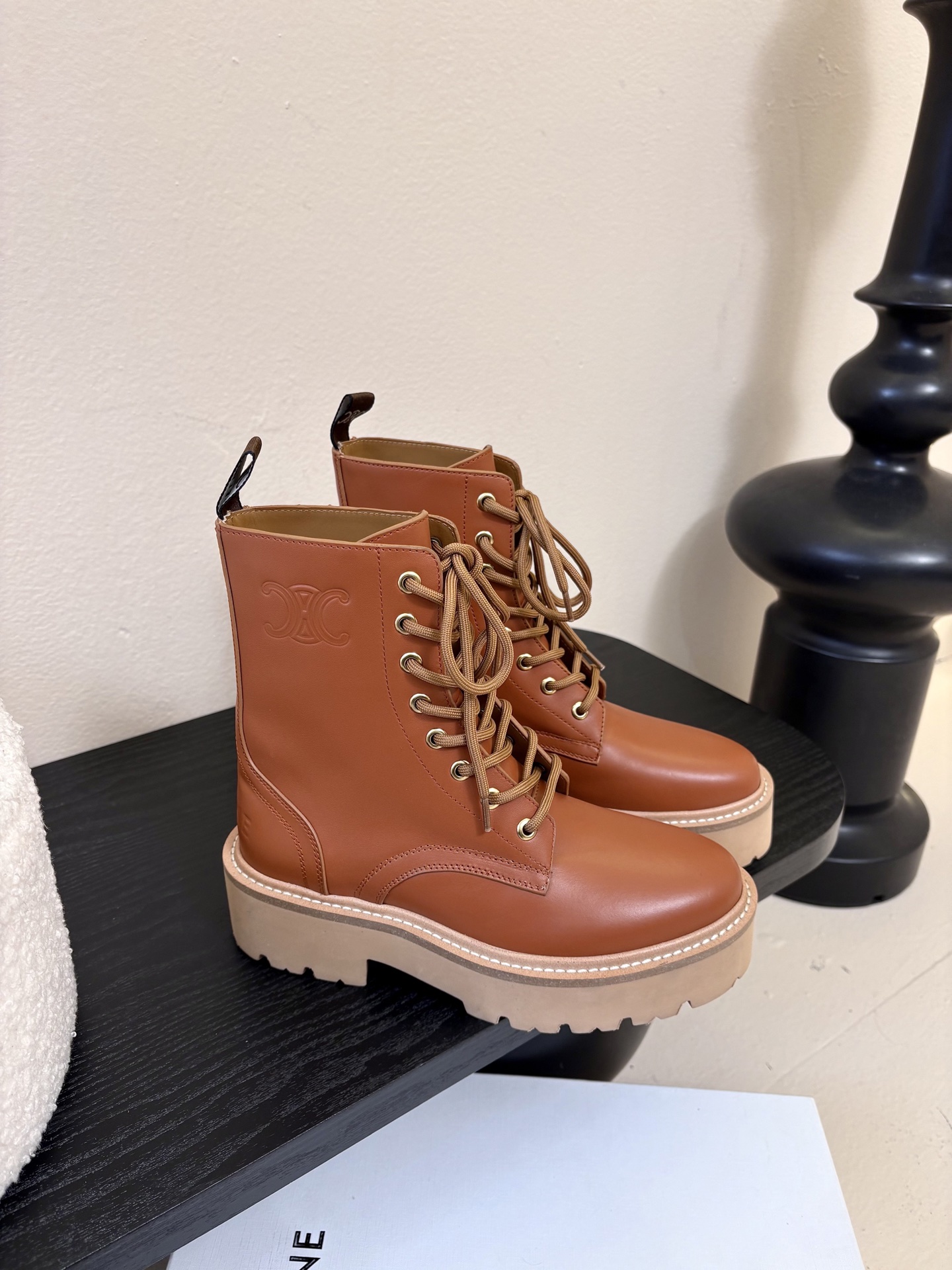 CELINE塞琳 25秋冬新款杨幂同款 短靴凯旋门英伦风短靴 简约大气时髦 耐看不过时 是时尚圈永不退潮