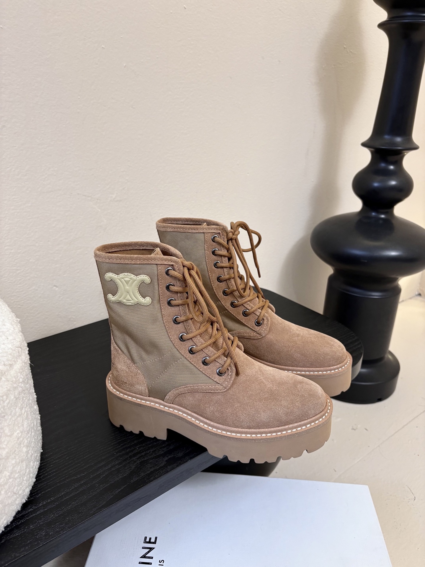 CELINE塞琳 25秋冬新款杨幂同款 短靴凯旋门英伦风短靴 简约大气时髦 耐看不过时 是时尚圈永不退潮