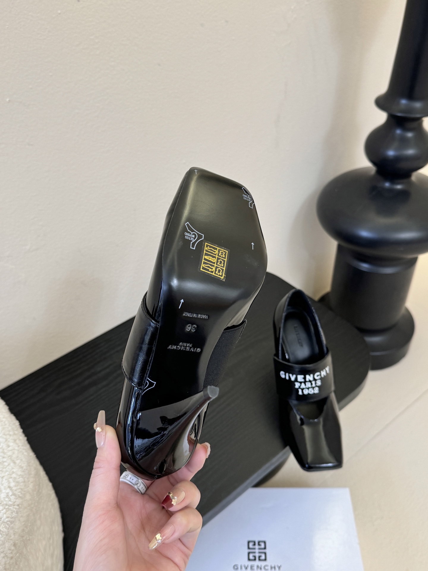 Givenchy/纪梵希F030 26ss早春走秀新款 章若楠同款Sliced Square 松紧带玛丽