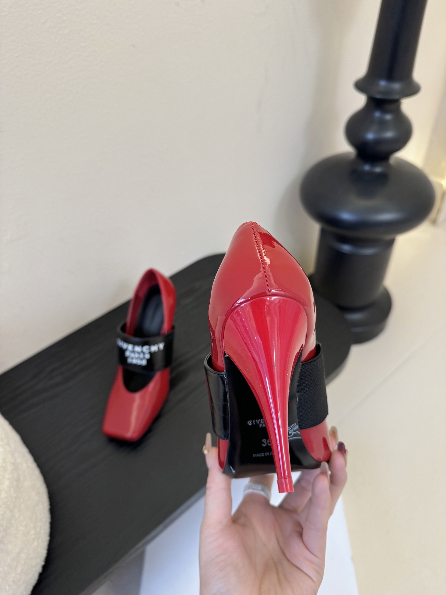 Givenchy/纪梵希F030 26ss早春走秀新款 章若楠同款Sliced Square 松紧带玛丽