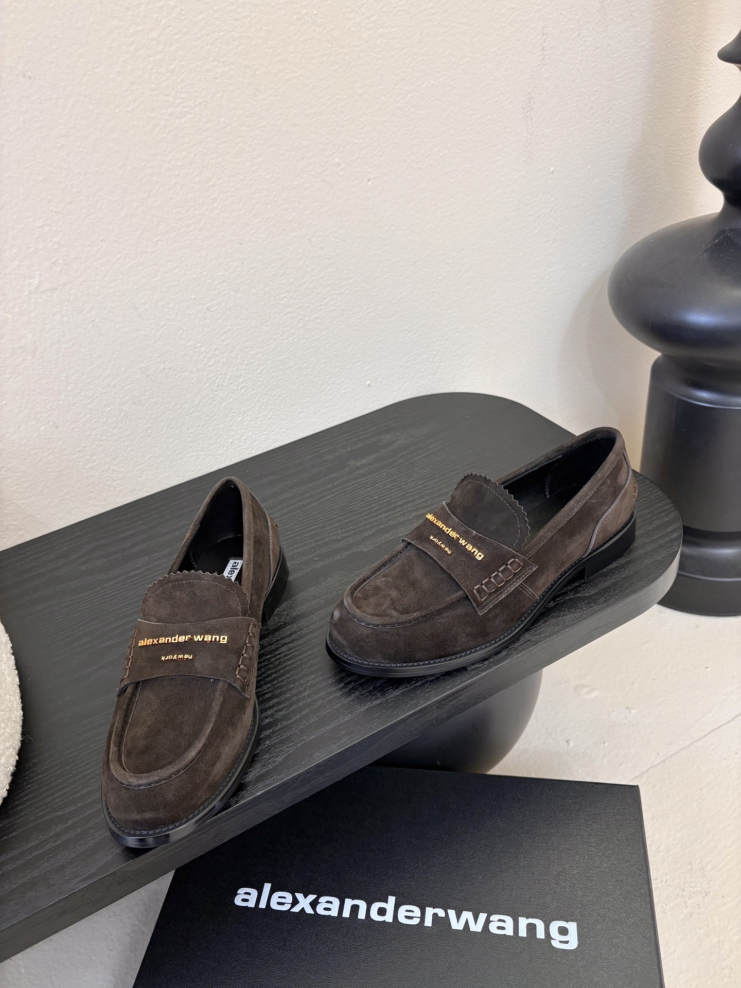 Alexander Wan* 25ss 秋冬新款圆头休闲鞋乐福鞋鞋身的织带装饰上印有“Alexander