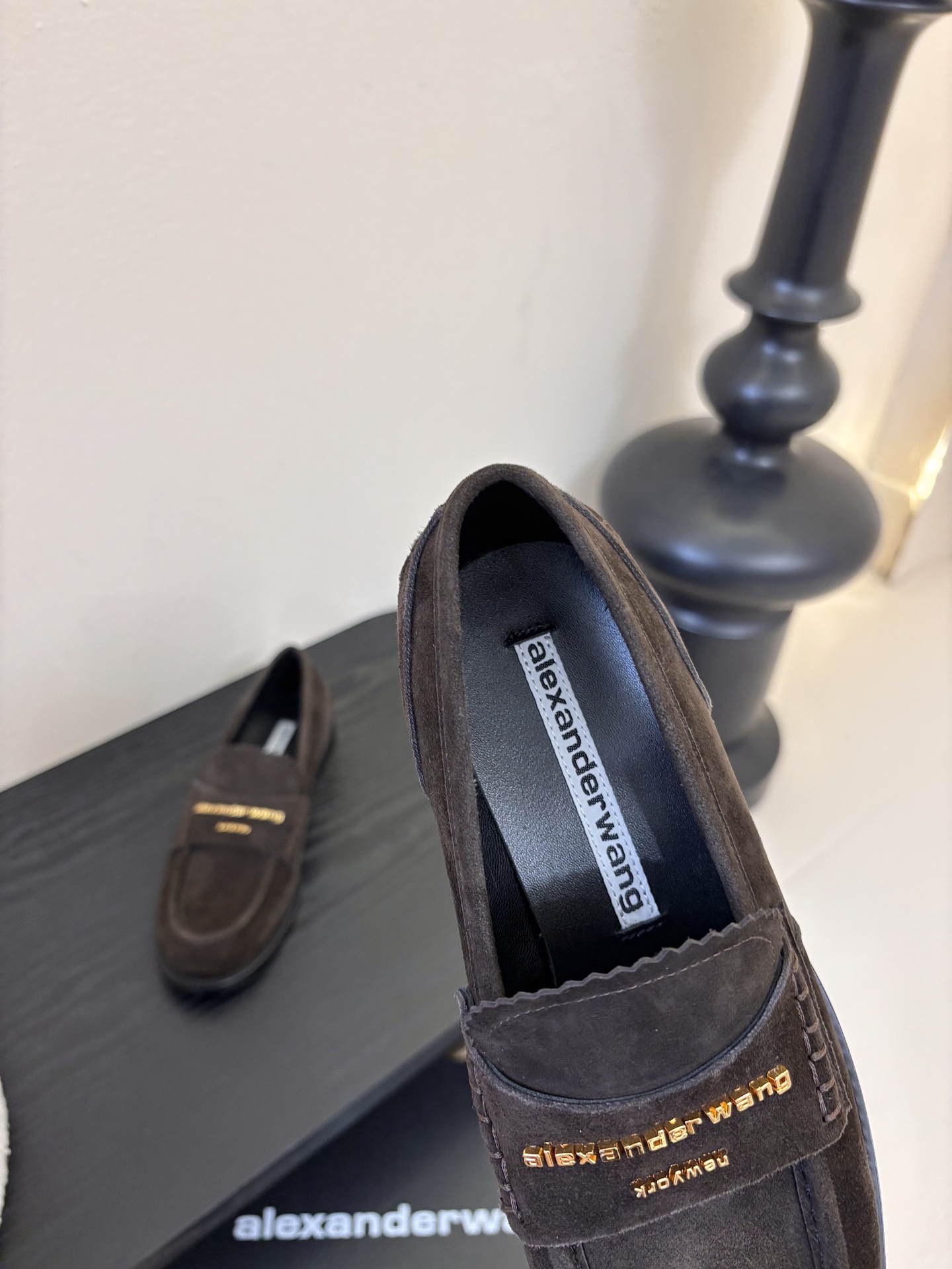 Alexander Wan* 25ss 秋冬新款圆头休闲鞋乐福鞋鞋身的织带装饰上印有“Alexander