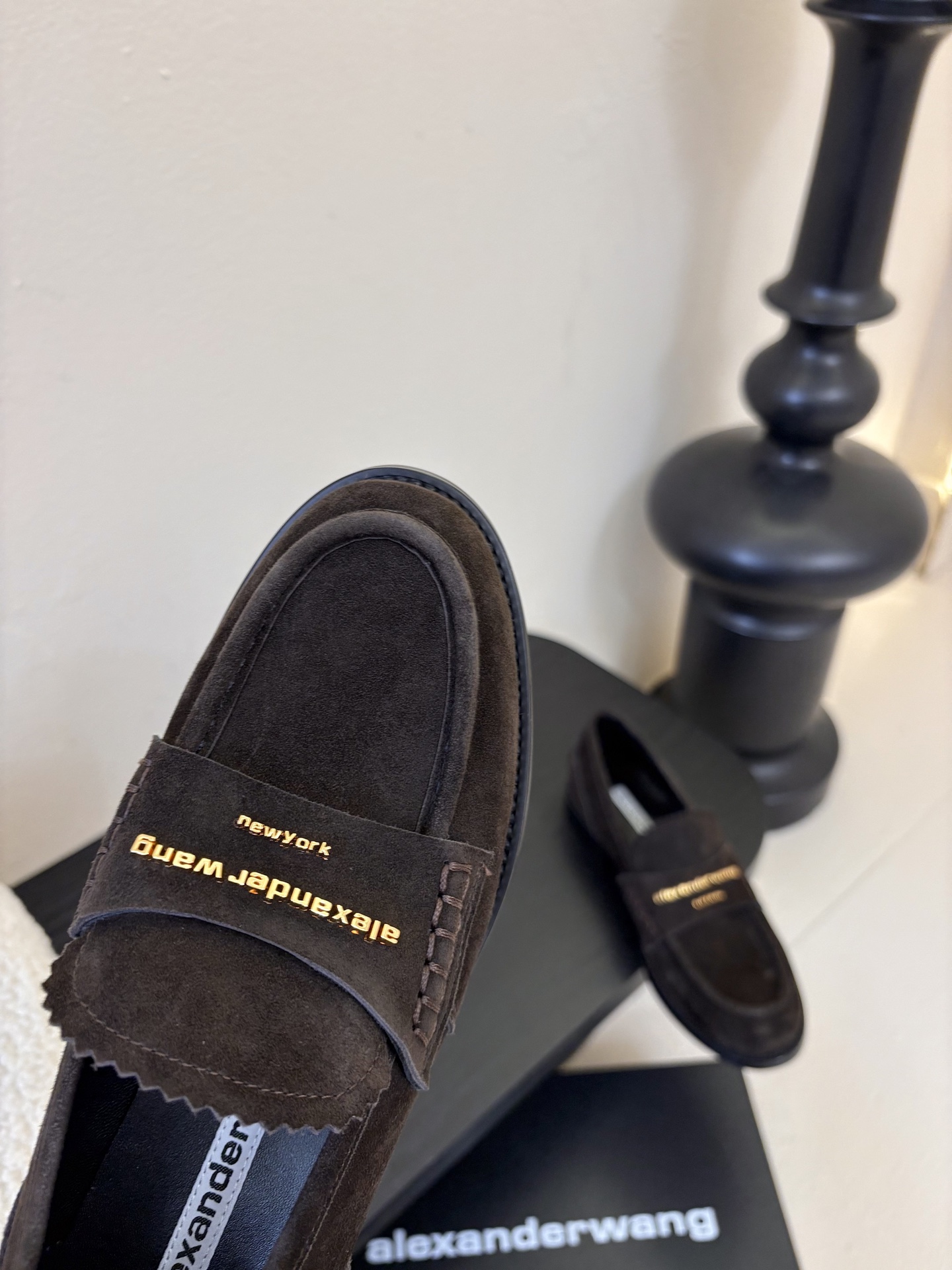 Alexander Wan* 25ss 秋冬新款圆头休闲鞋乐福鞋鞋身的织带装饰上印有“Alexander