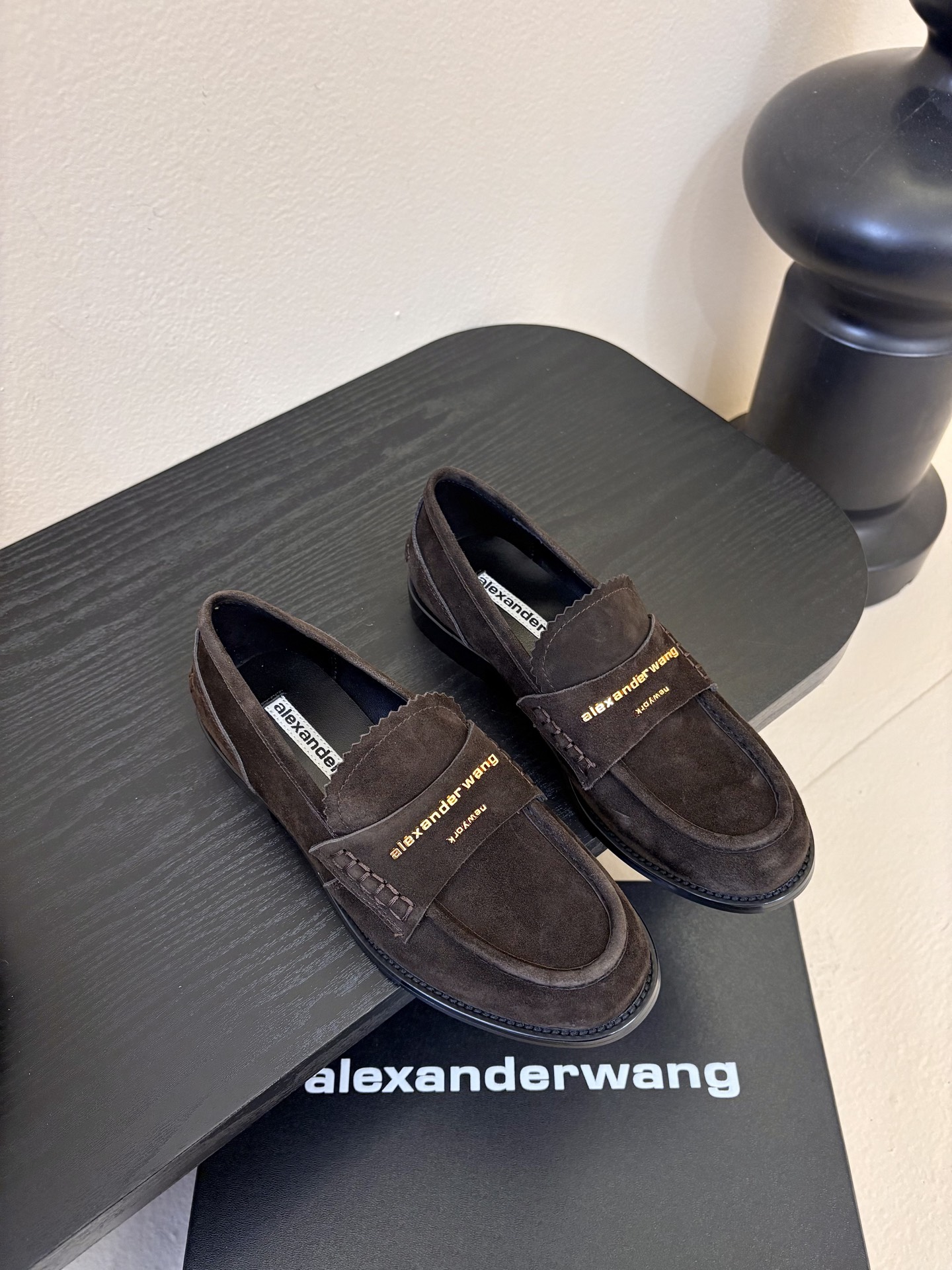Alexander Wan* 25ss 秋冬新款圆头休闲鞋乐福鞋鞋身的织带装饰上印有“Alexander