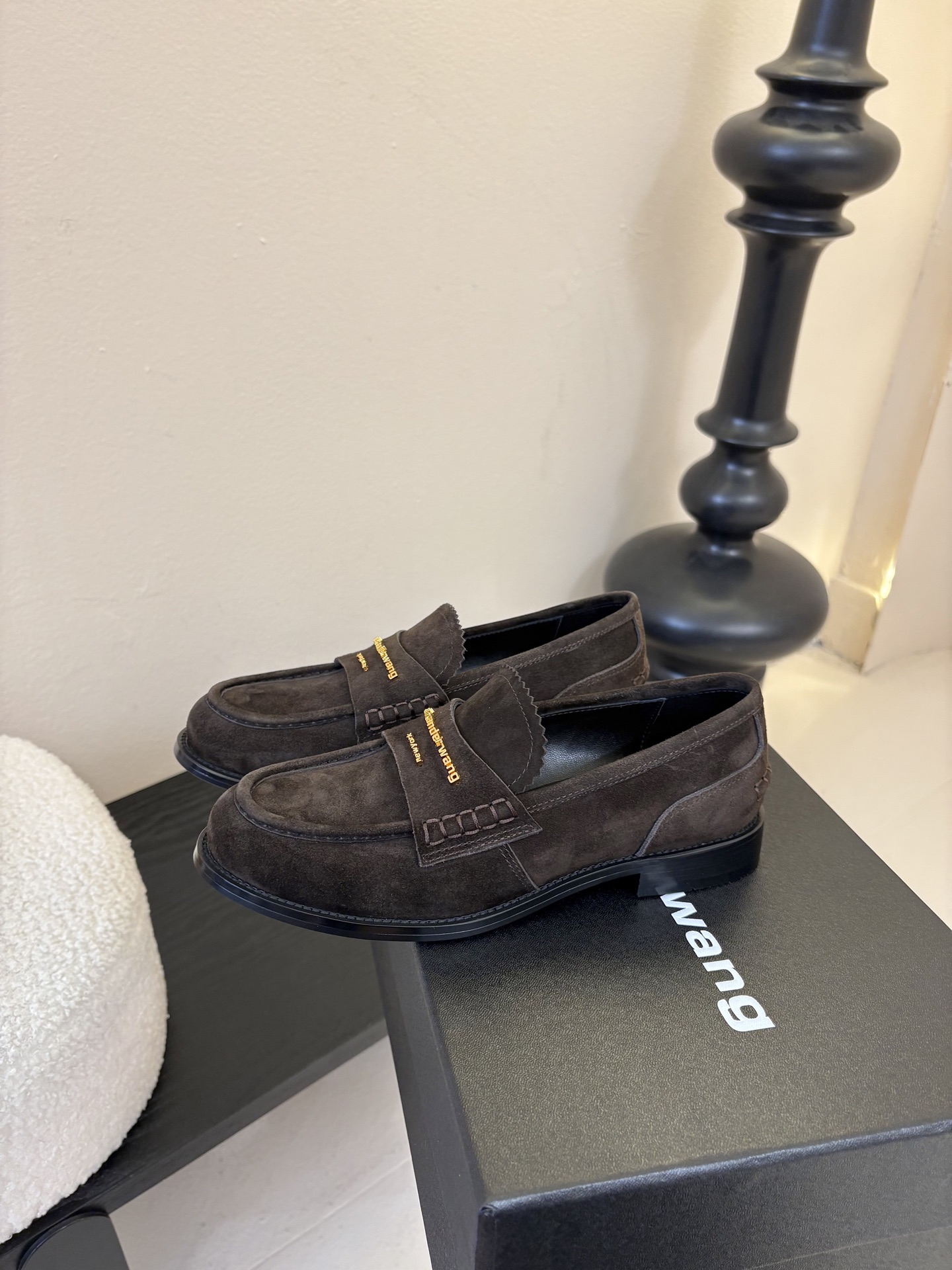 Alexander Wan* 25ss 秋冬新款圆头休闲鞋乐福鞋鞋身的织带装饰上印有“Alexander