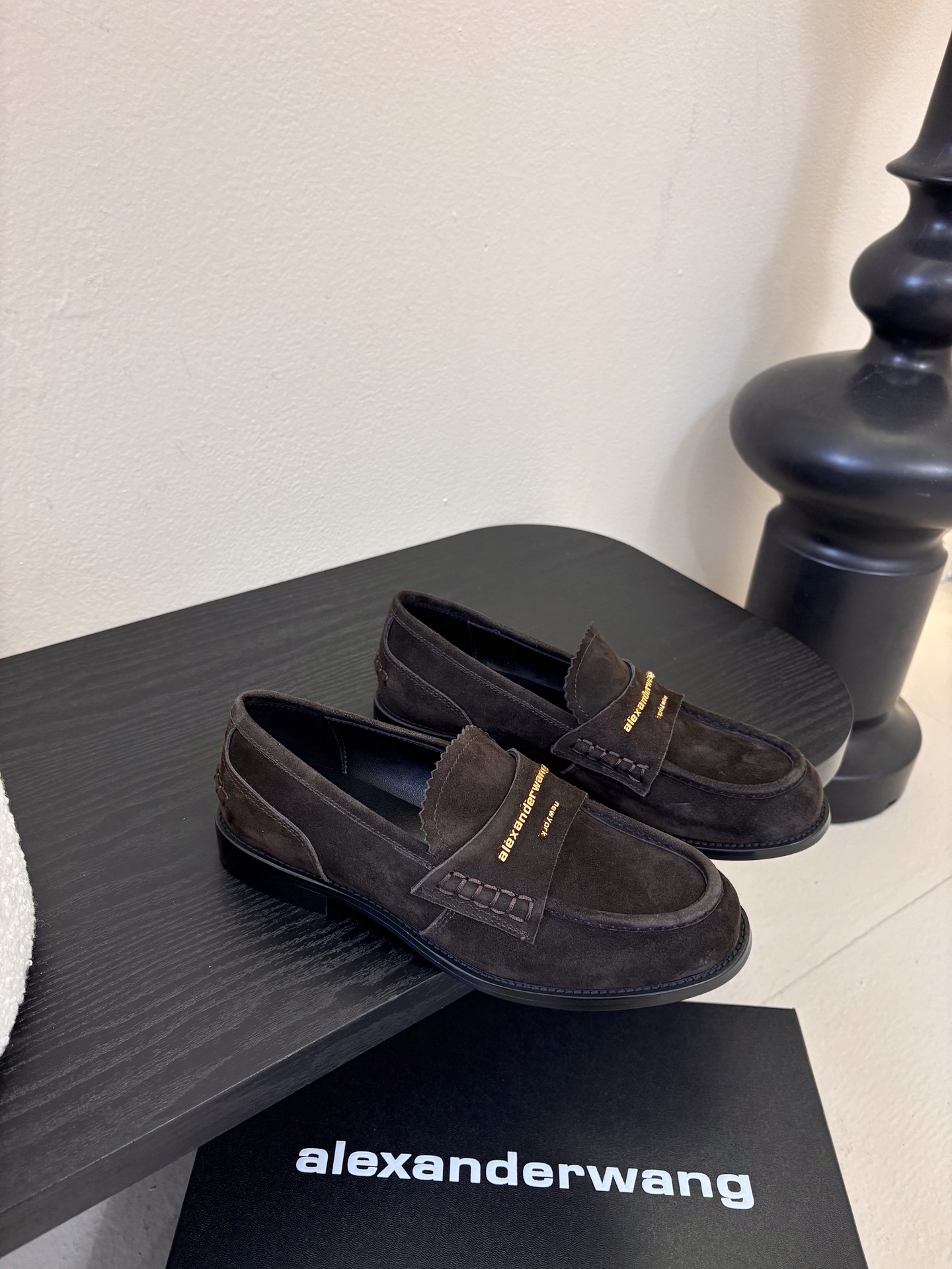 Alexander Wan* 25ss 秋冬新款圆头休闲鞋乐福鞋鞋身的织带装饰上印有“Alexander