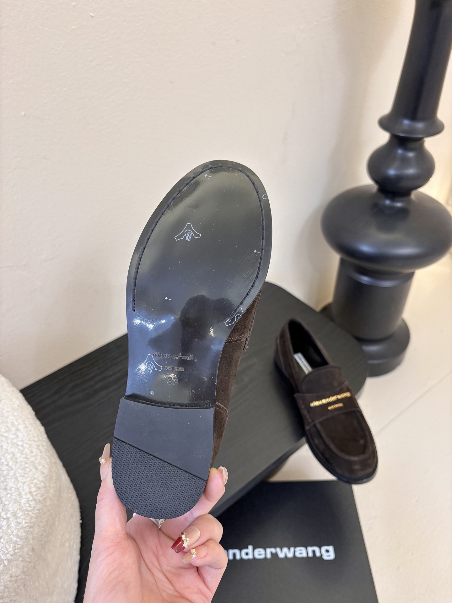 Alexander Wan* 25ss 秋冬新款圆头休闲鞋乐福鞋鞋身的织带装饰上印有“Alexander